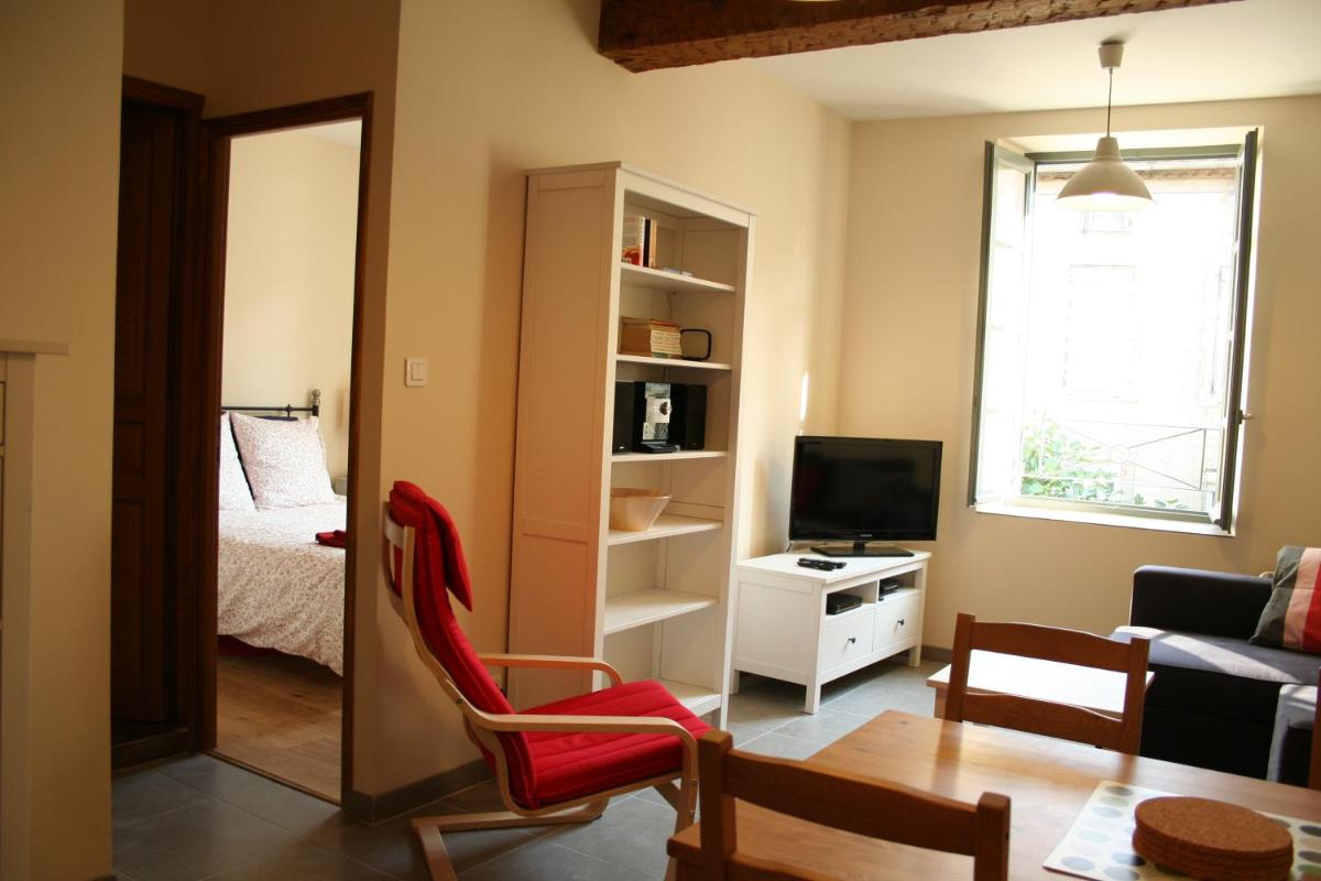 One-Bedroom Apartment photo 2