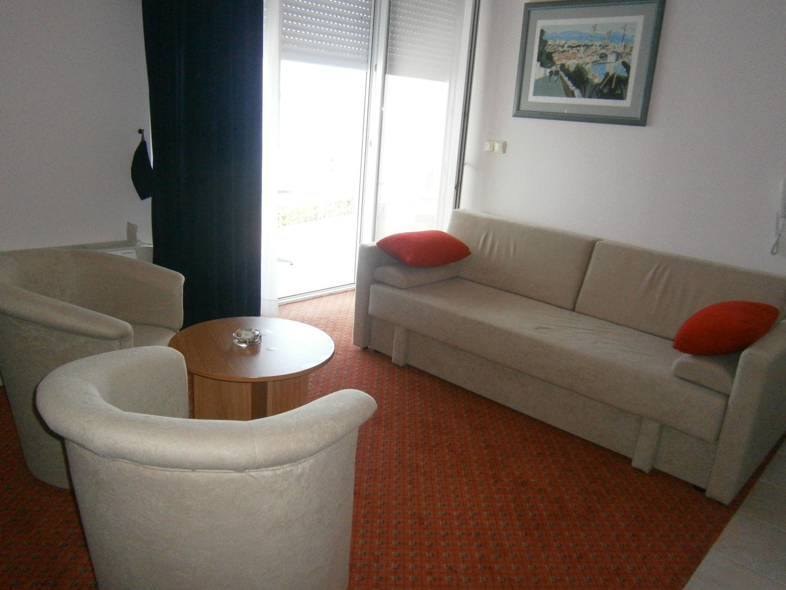 Suite - Photo 1