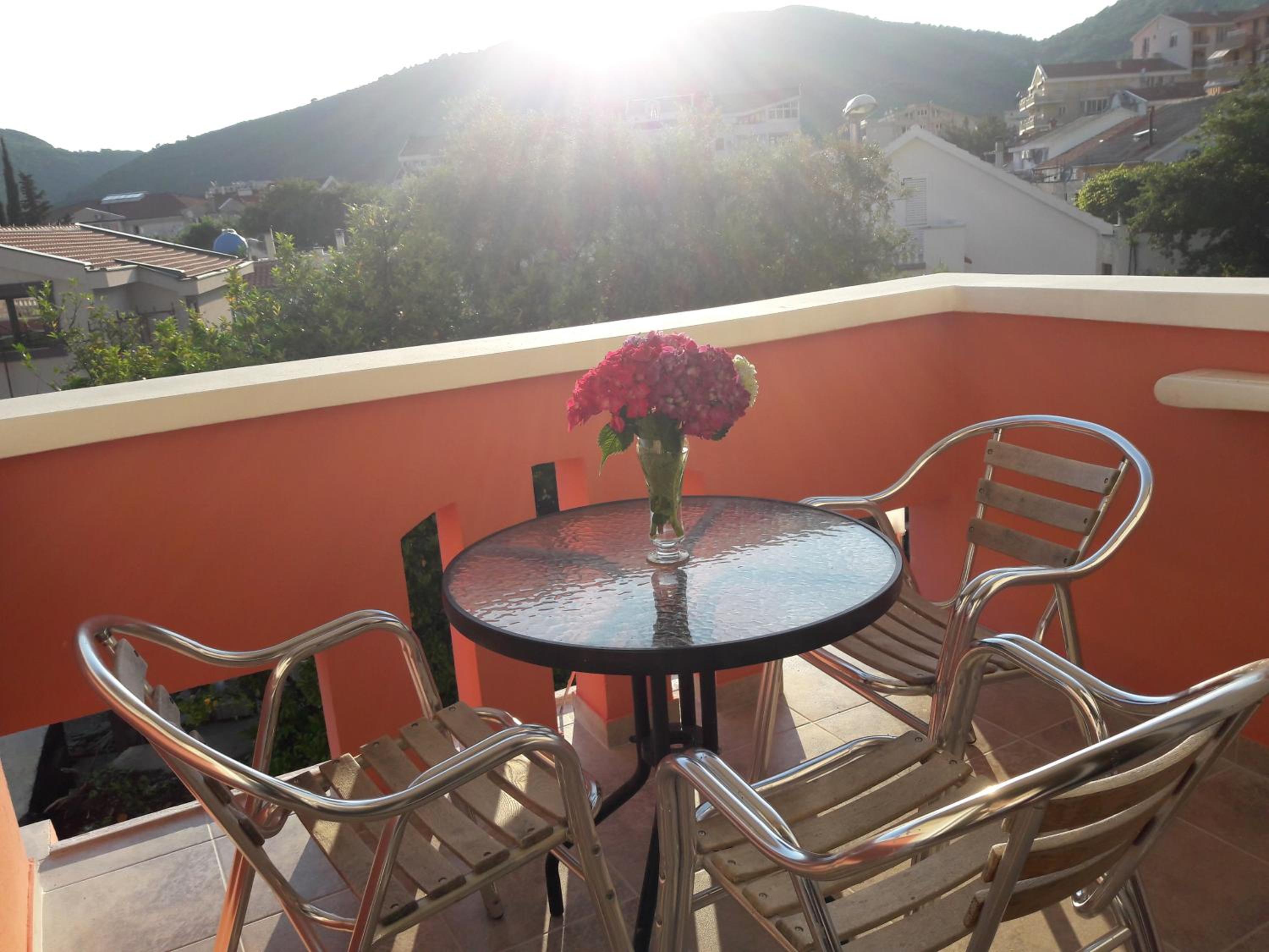 Standard Triple Room with Balcony and City View - Photo 6