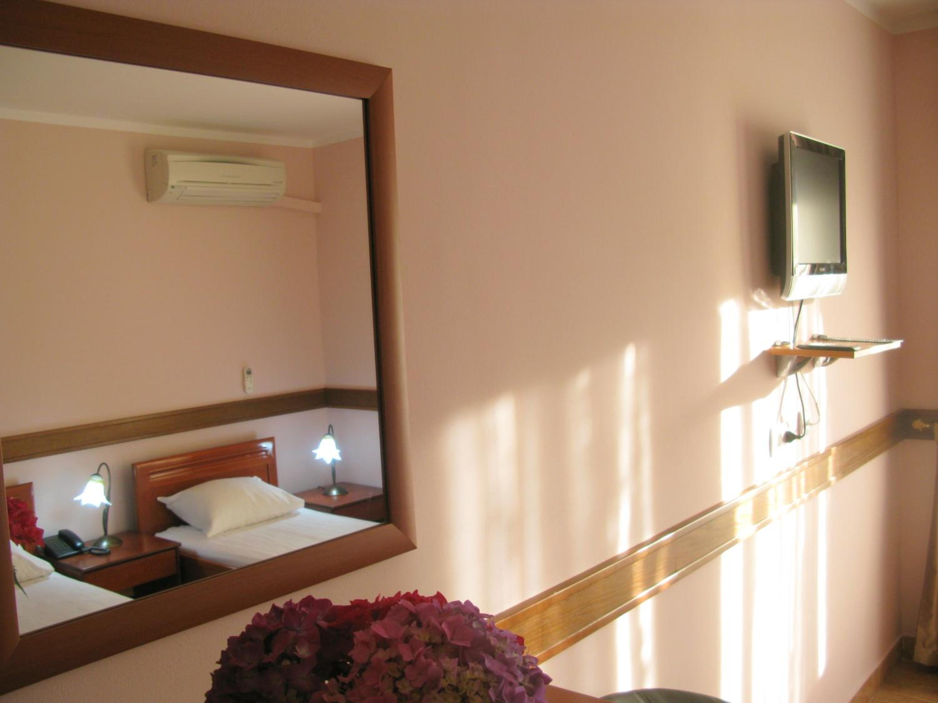 Standard Triple Room with Balcony and City View - Photo 5
