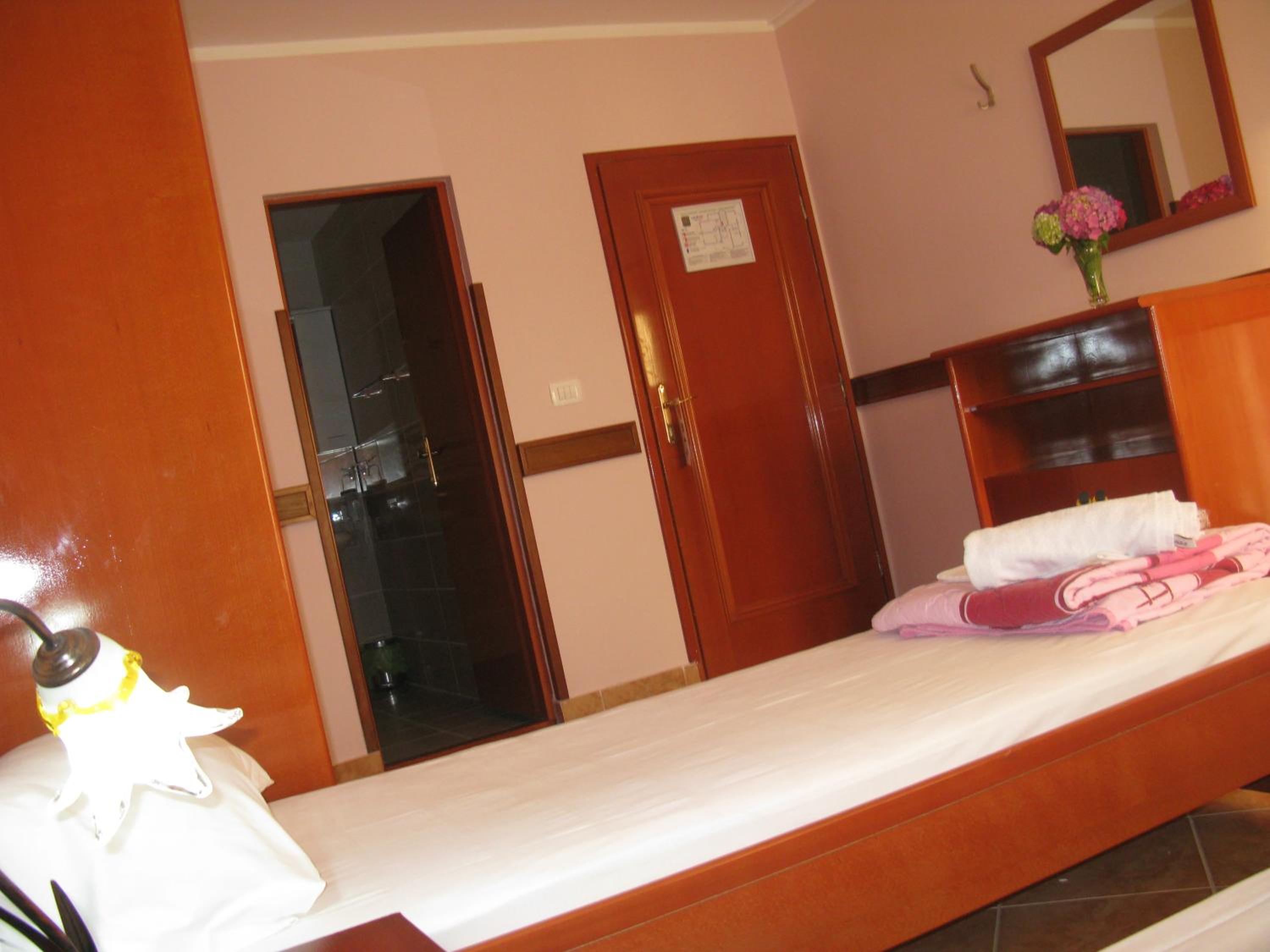 Standard Triple Room with Balcony and City View - Photo 4