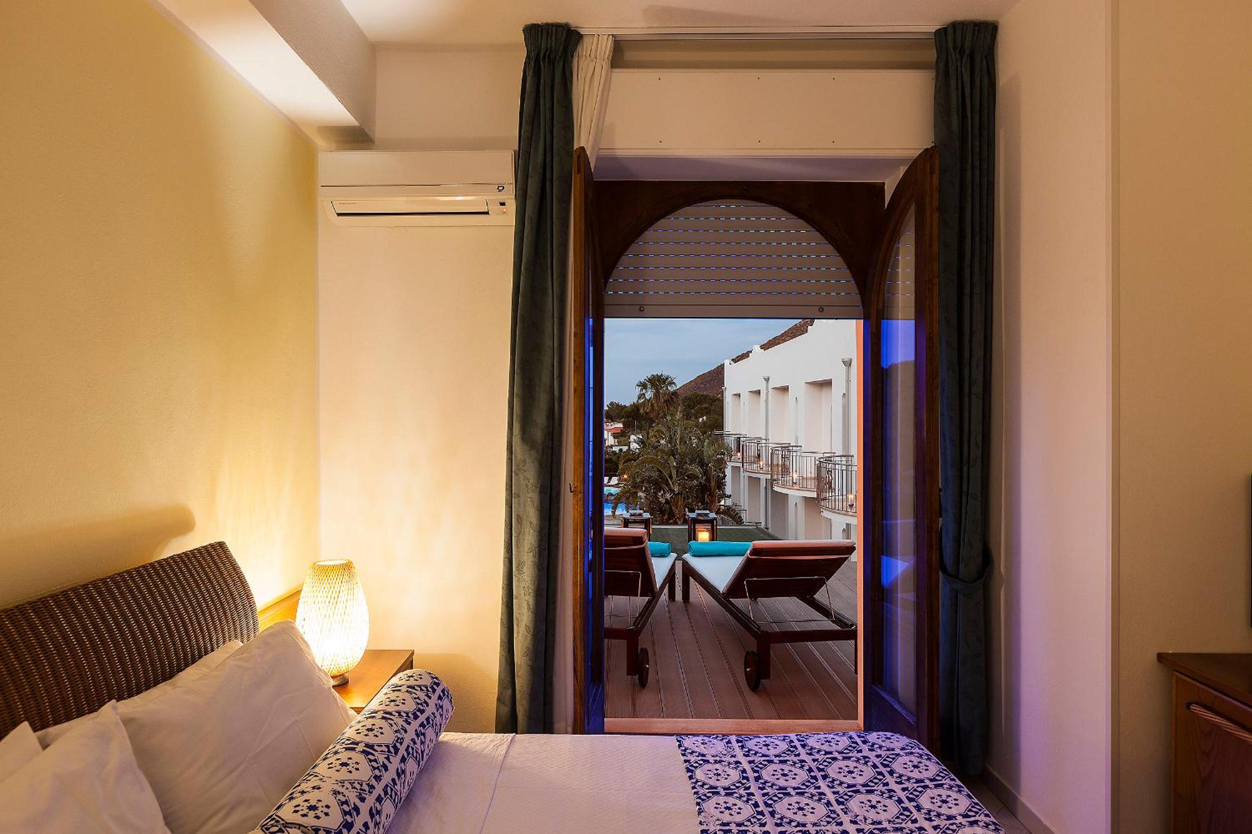 Premium Double or Twin Room with Vulcan View - Photo 5