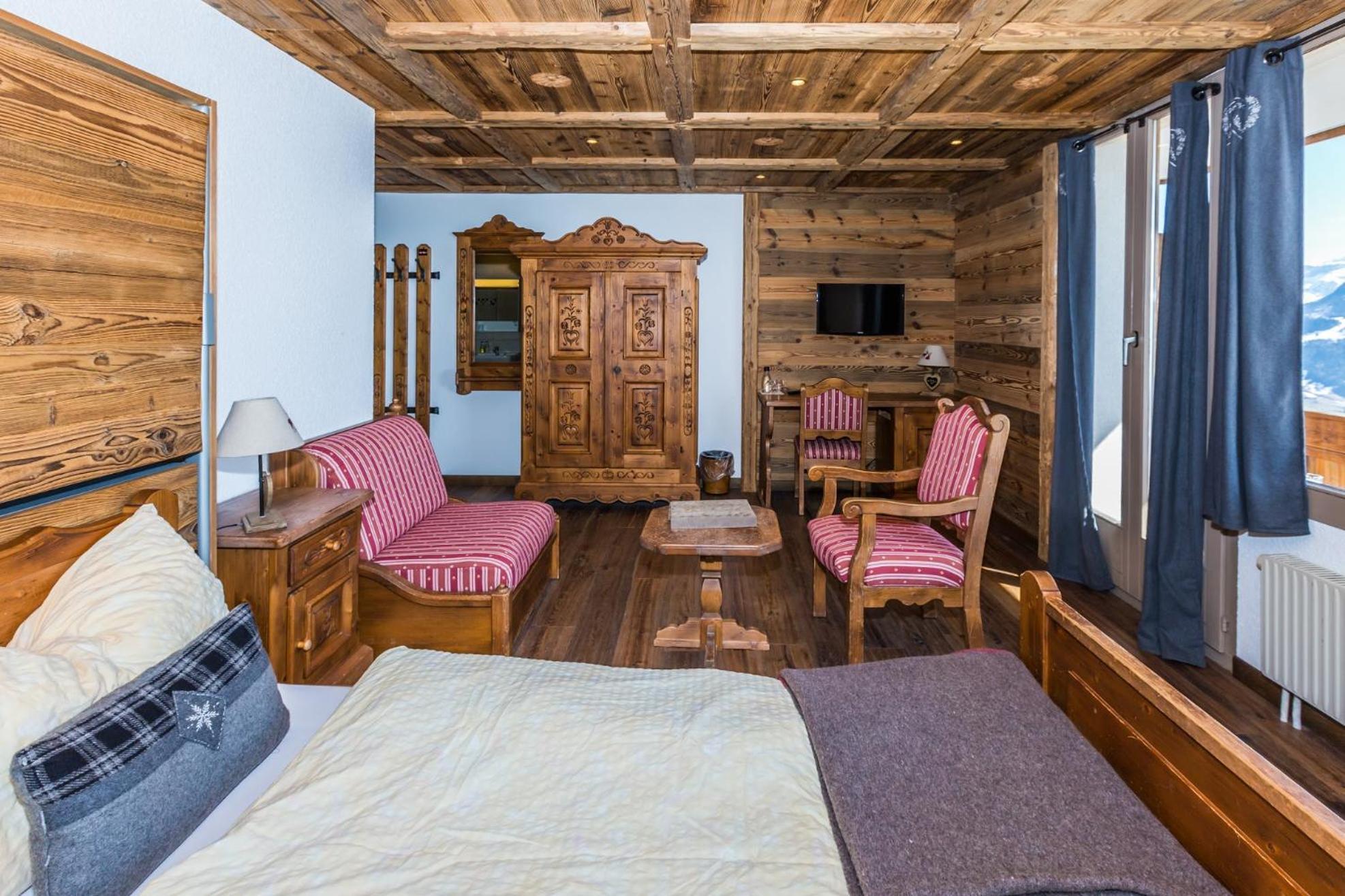 Chalet Junior Suite with Balcony and Mountain View - Photo 7