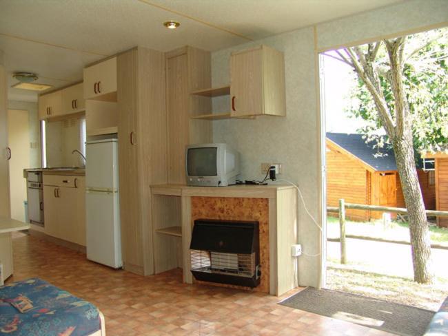 Mobile Home - Photo 3