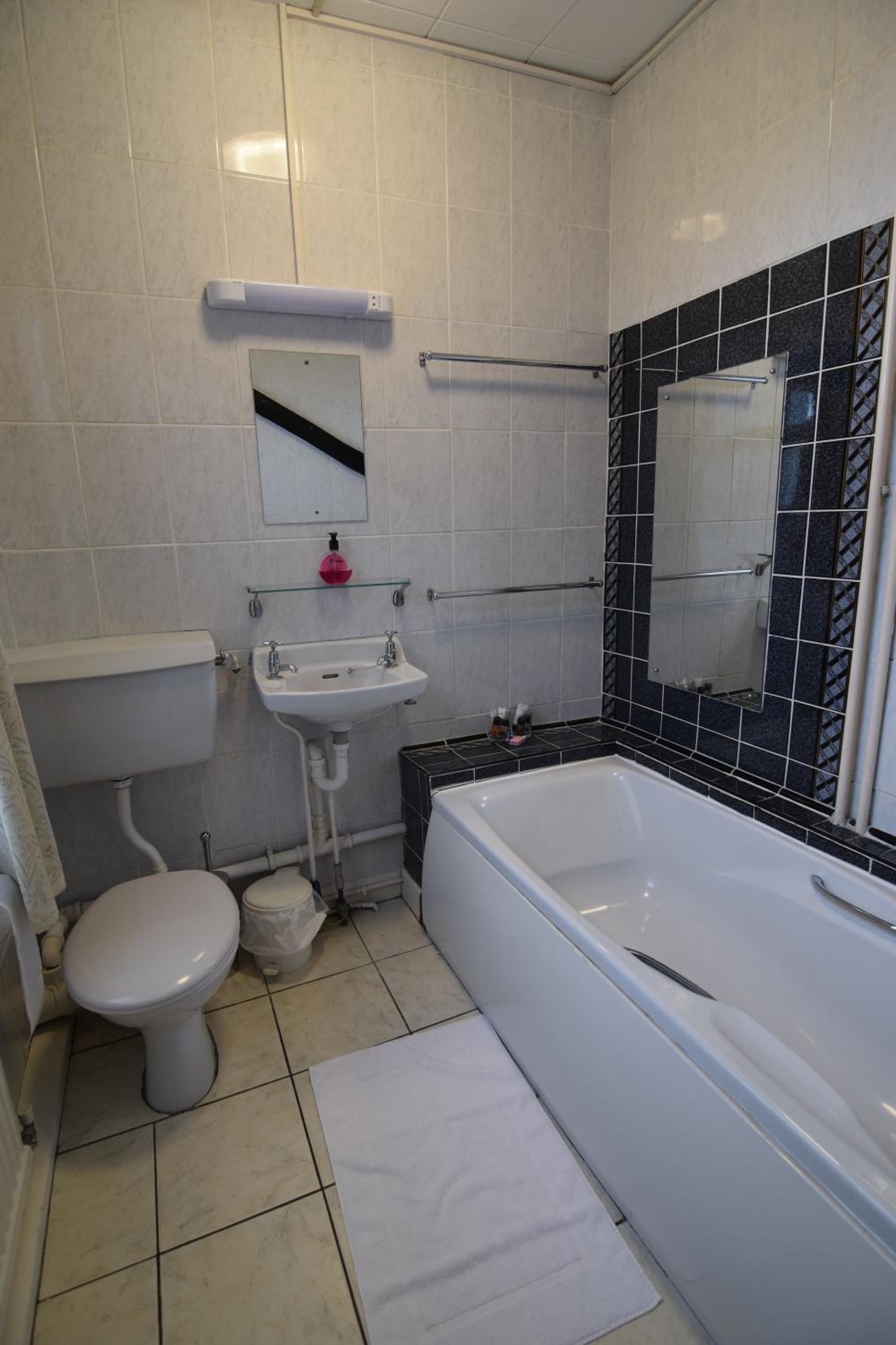 Double Room with Bathroom photo 2