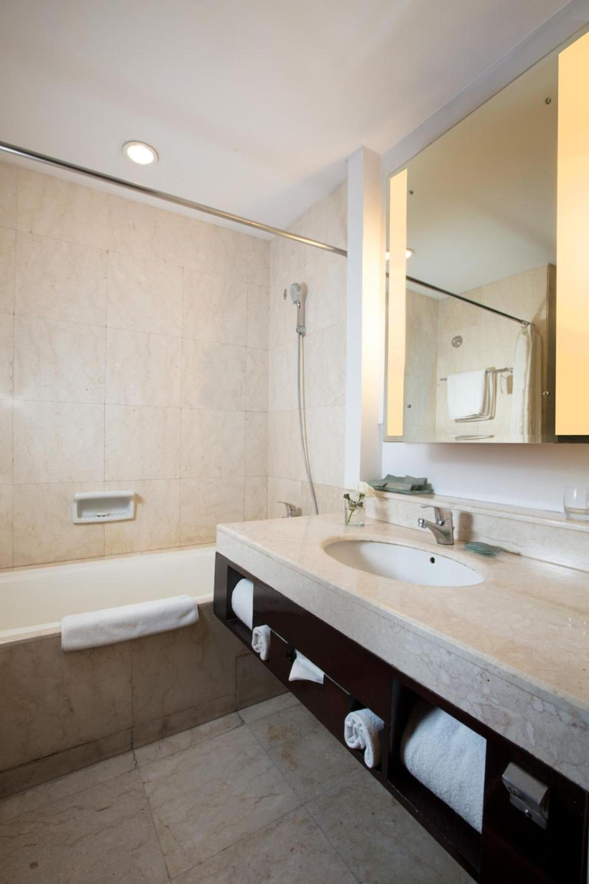 Premier King Room With Pool Access photo 2
