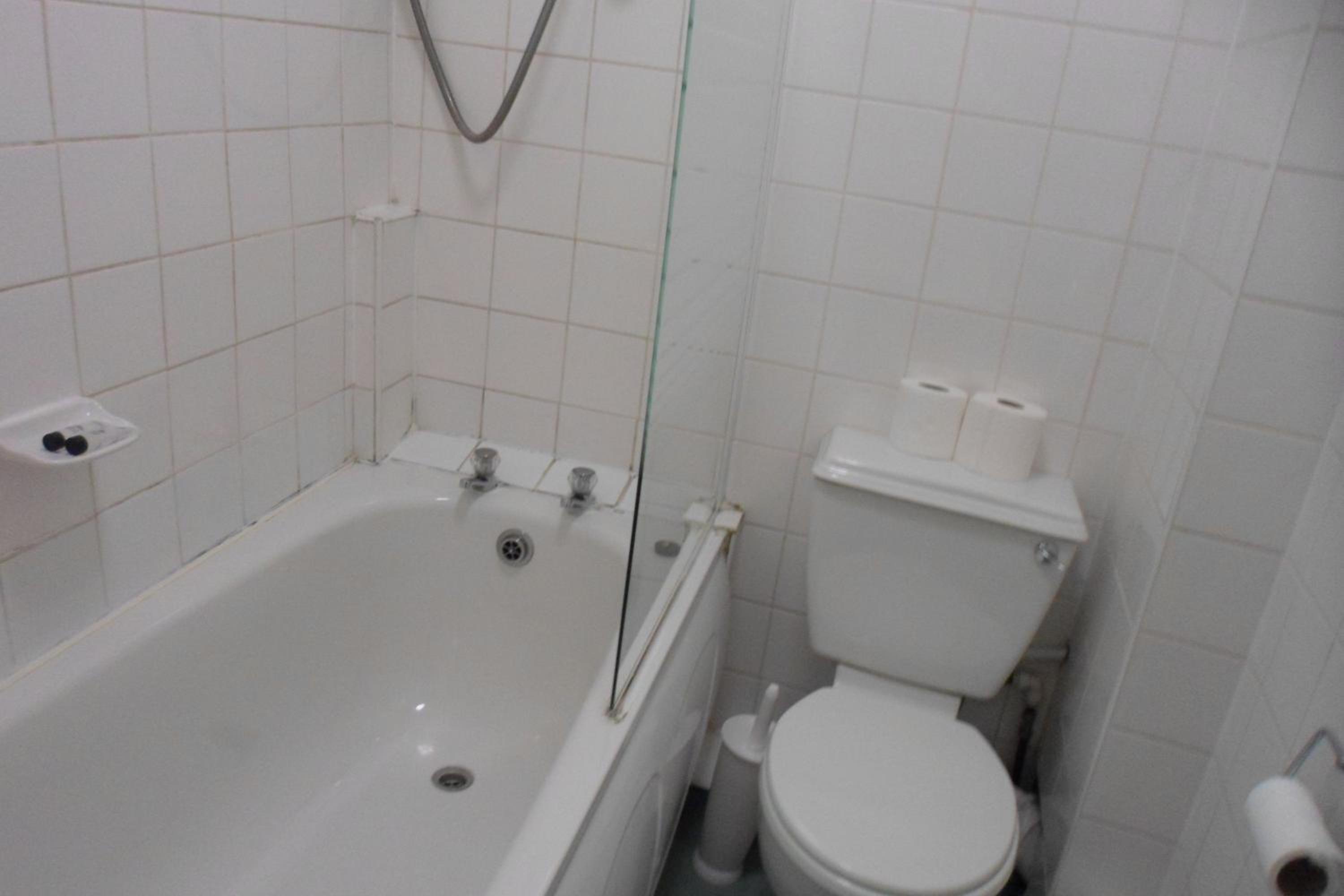 Twin Room - Photo 2