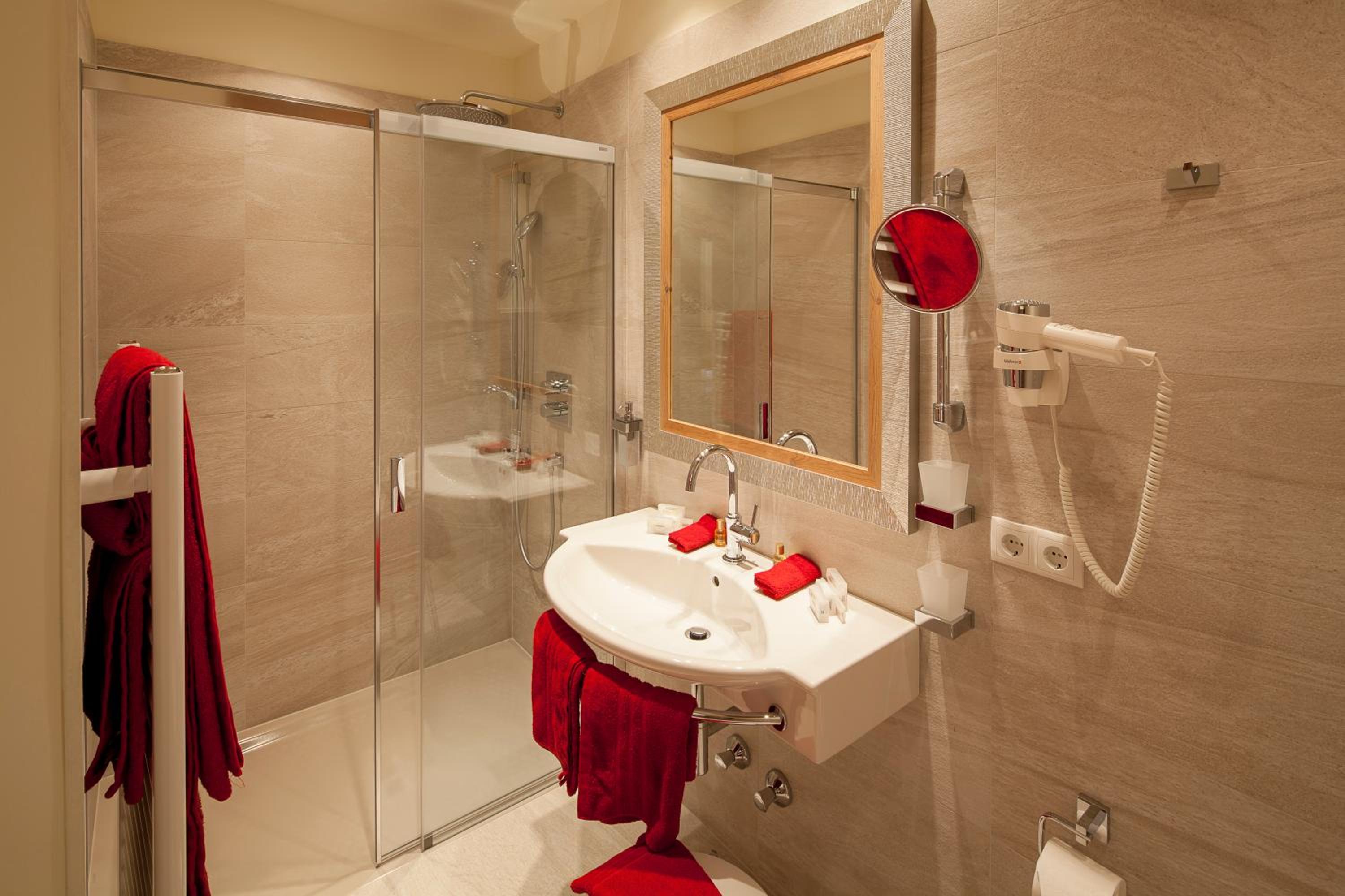 Deluxe Double Room - Photo 9