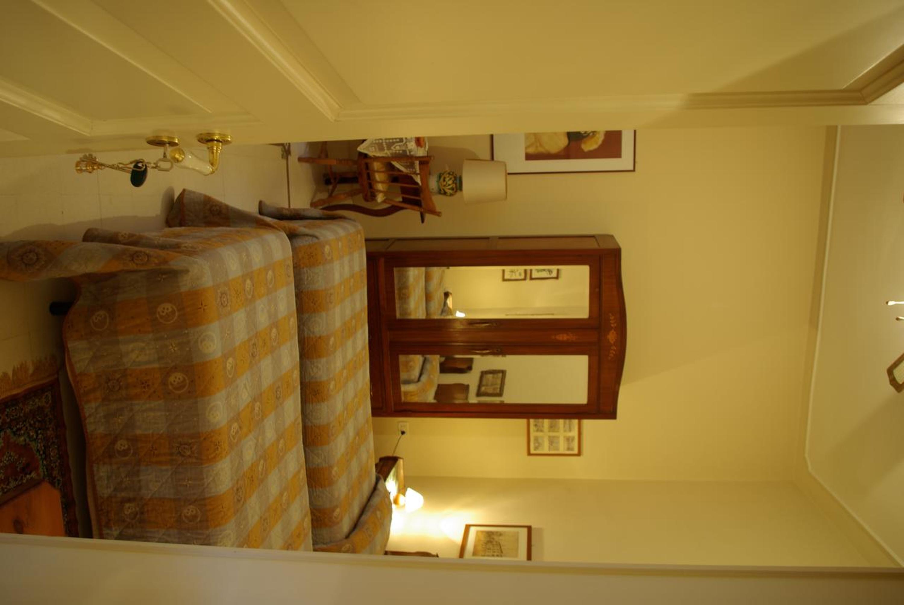 Double or Twin Room with Private Bathroom - Photo 3