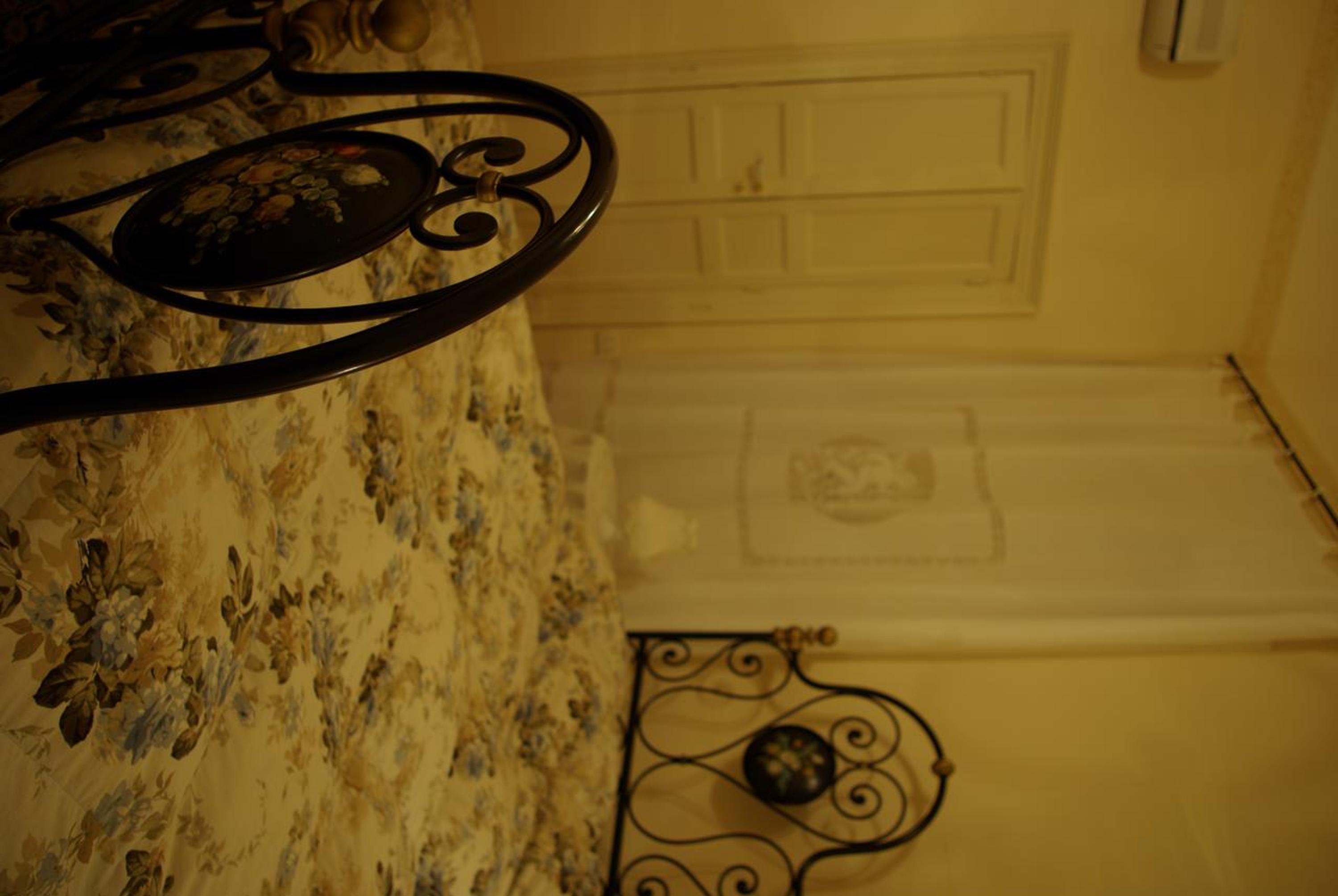 Double or Twin Room with Private Bathroom - Photo 4