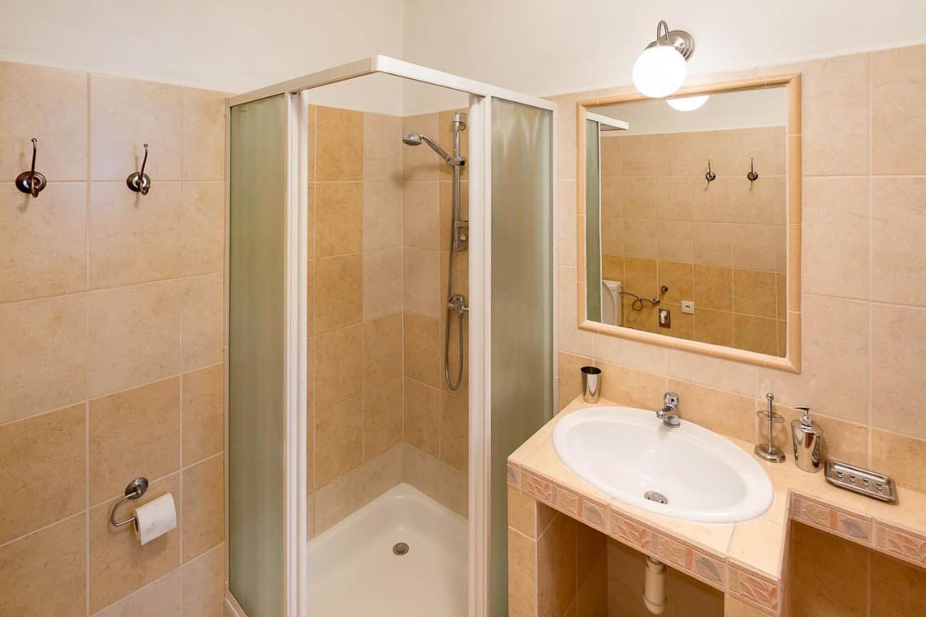 One-Bedroom Apartment - Photo 6