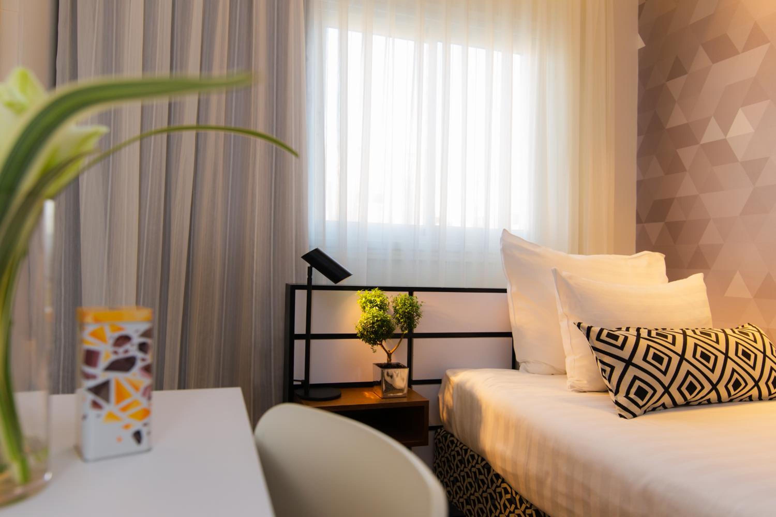 Small Single Room with Business Lounge Access photo 2