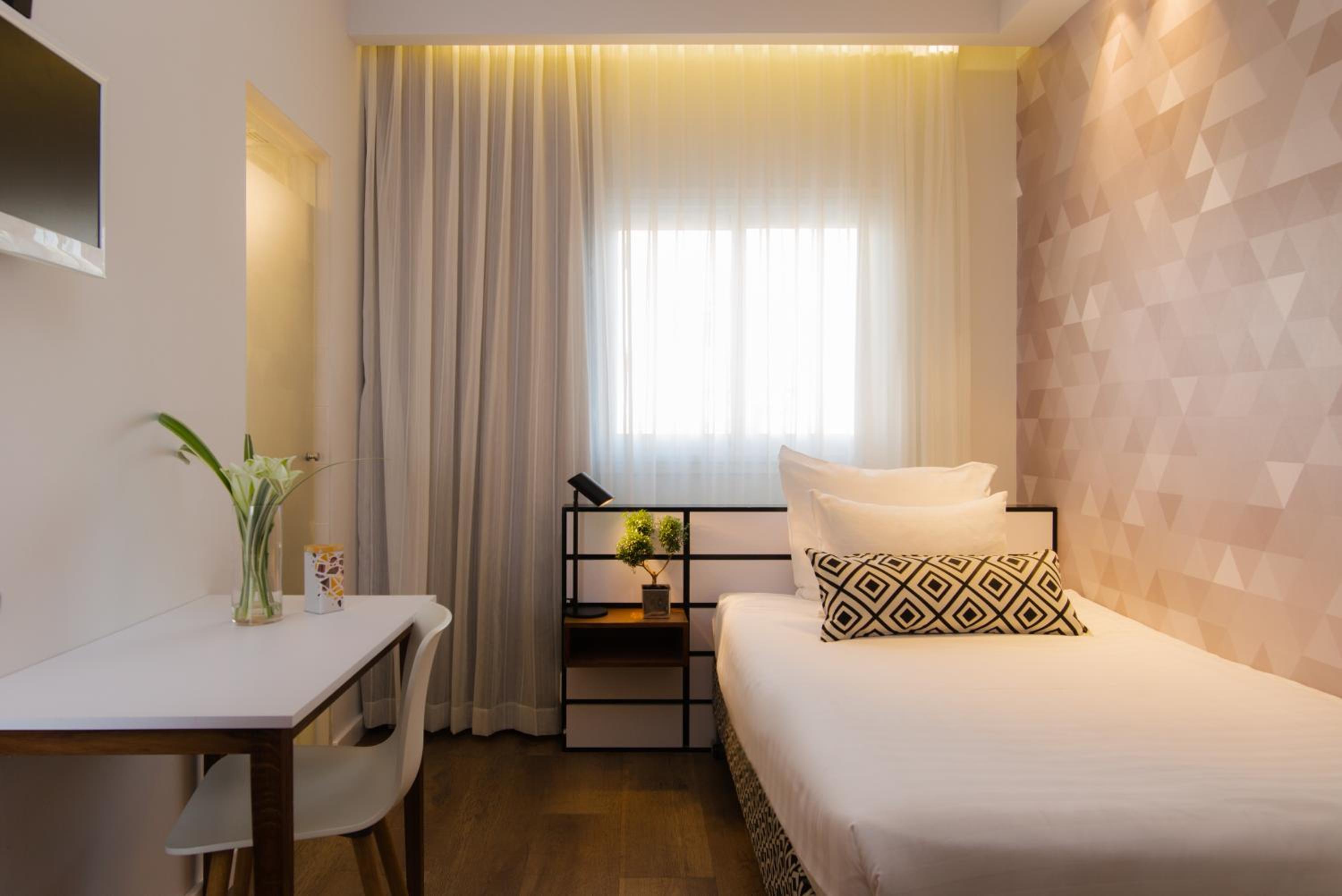 Small Single Room with Business Lounge Access photo 3