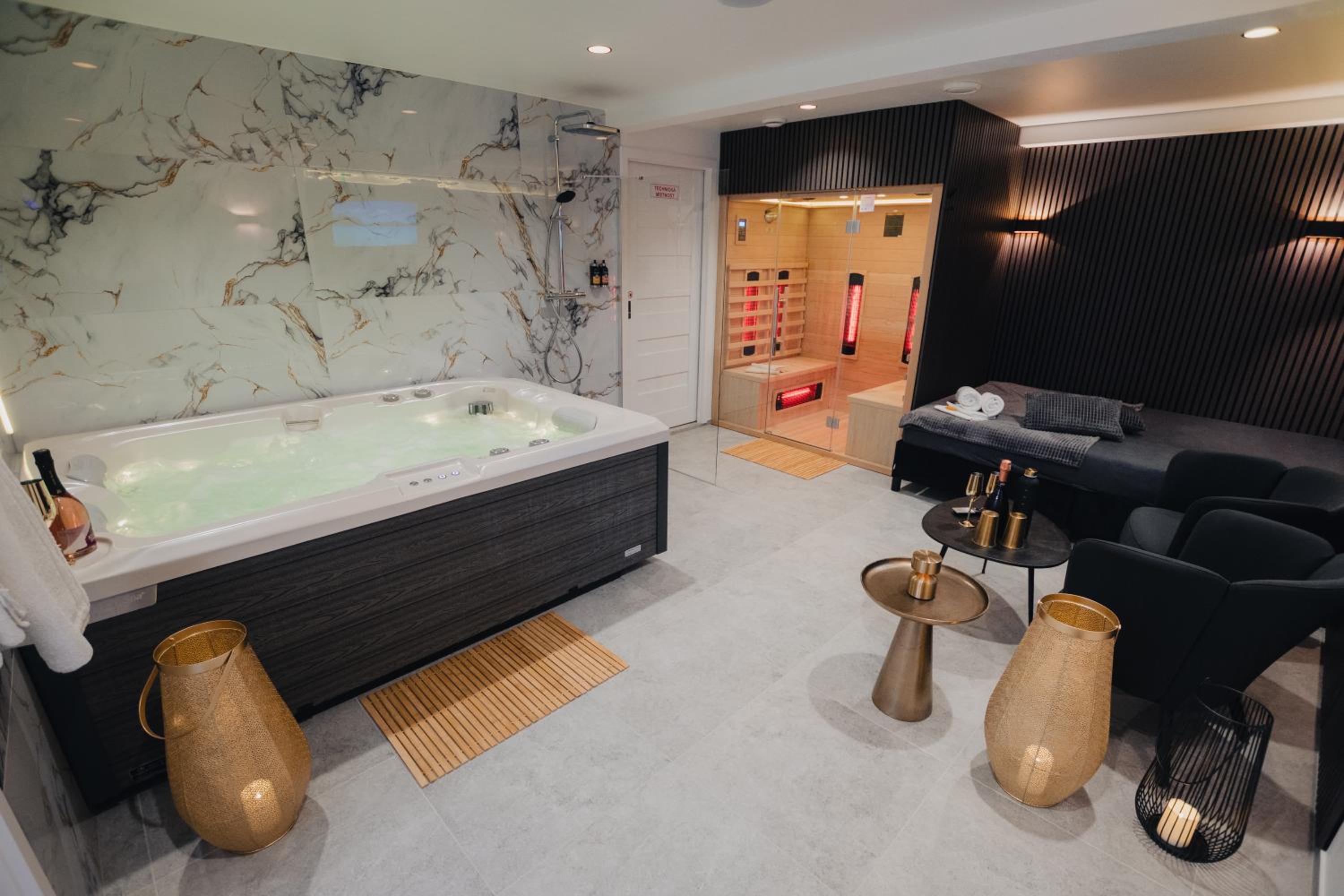 Suite with Hot Tub