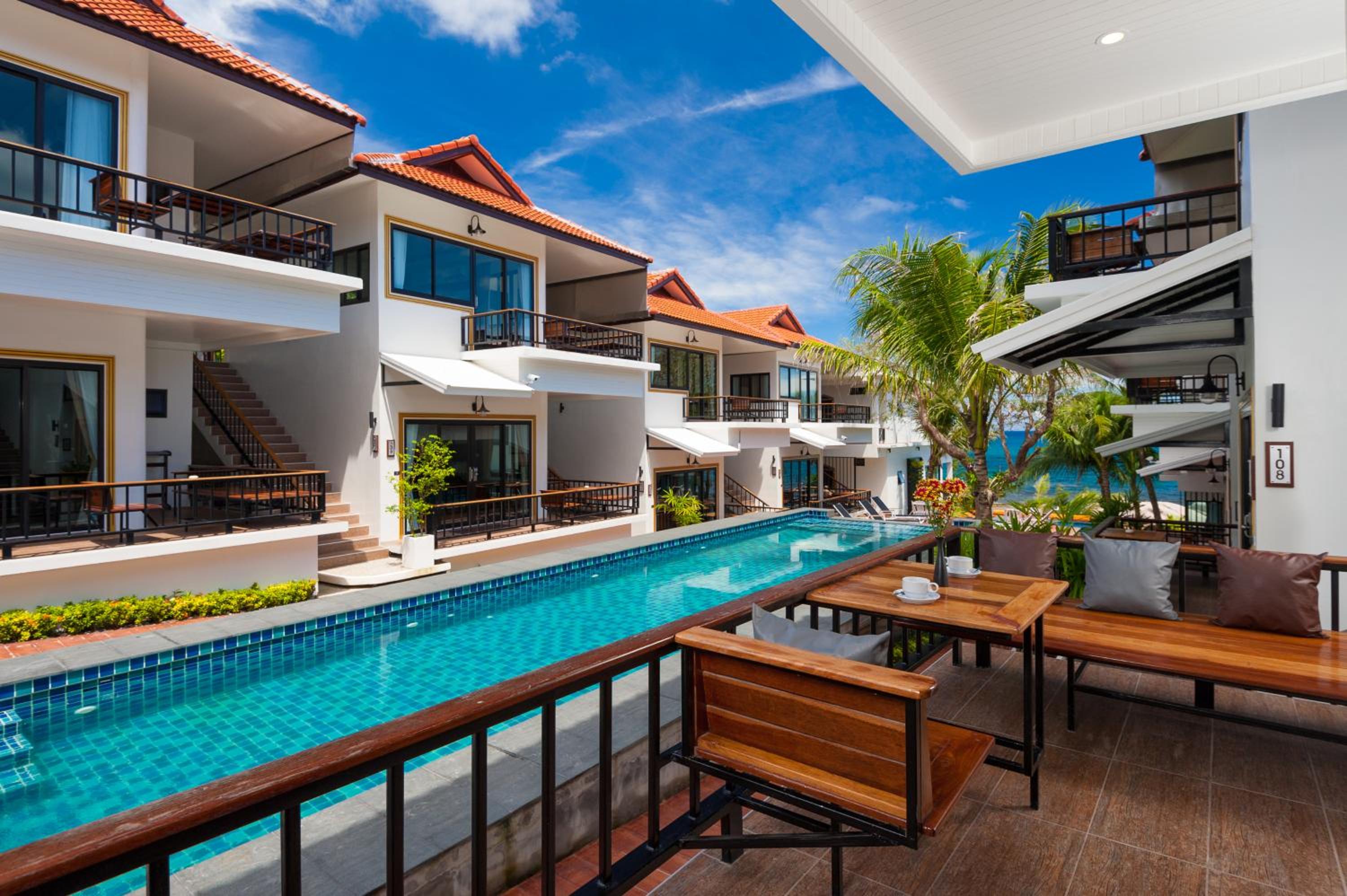 Superior Double or Twin Room with Pool View - Photo 3
