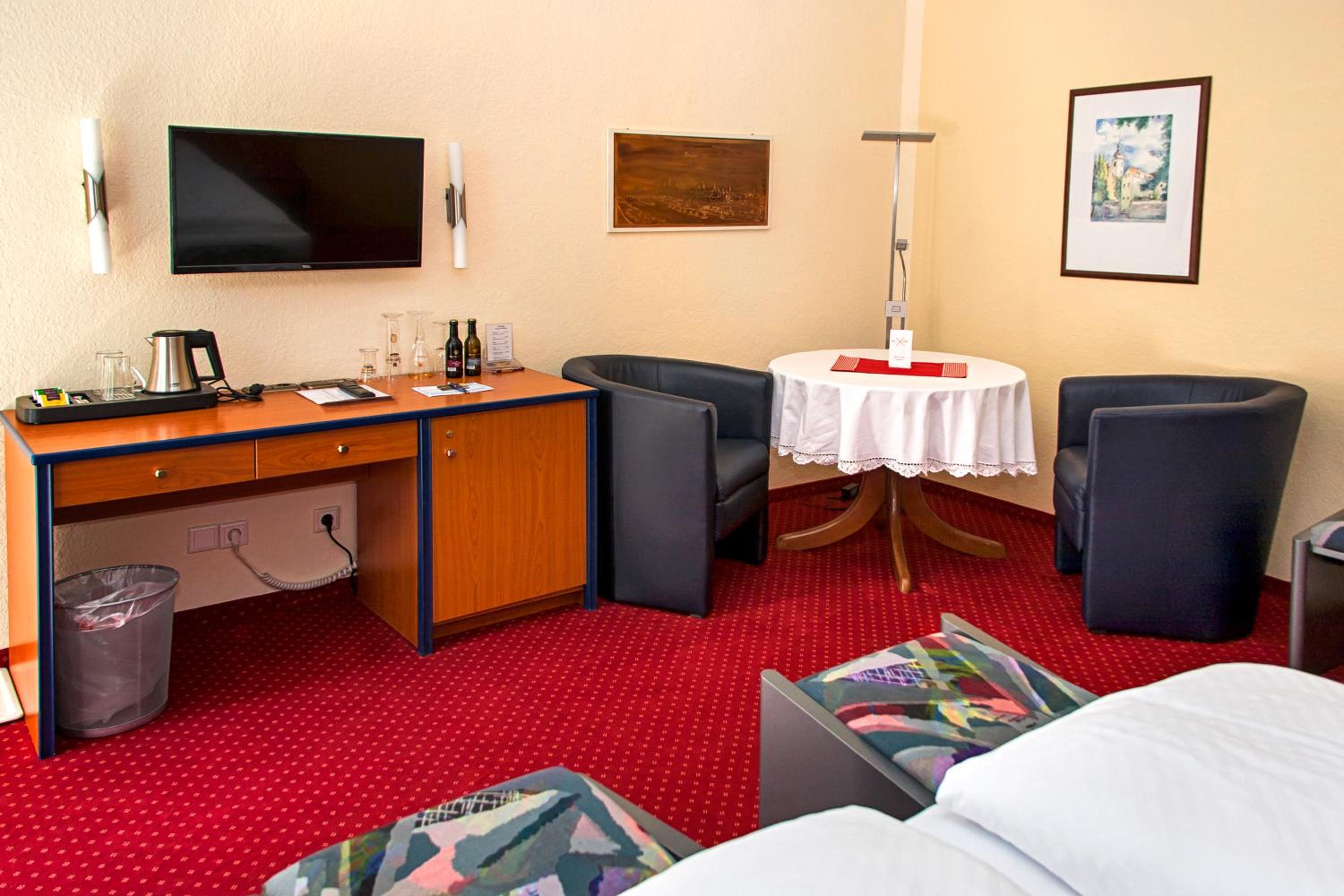 Double Room with Private Bathroom - Photo 10