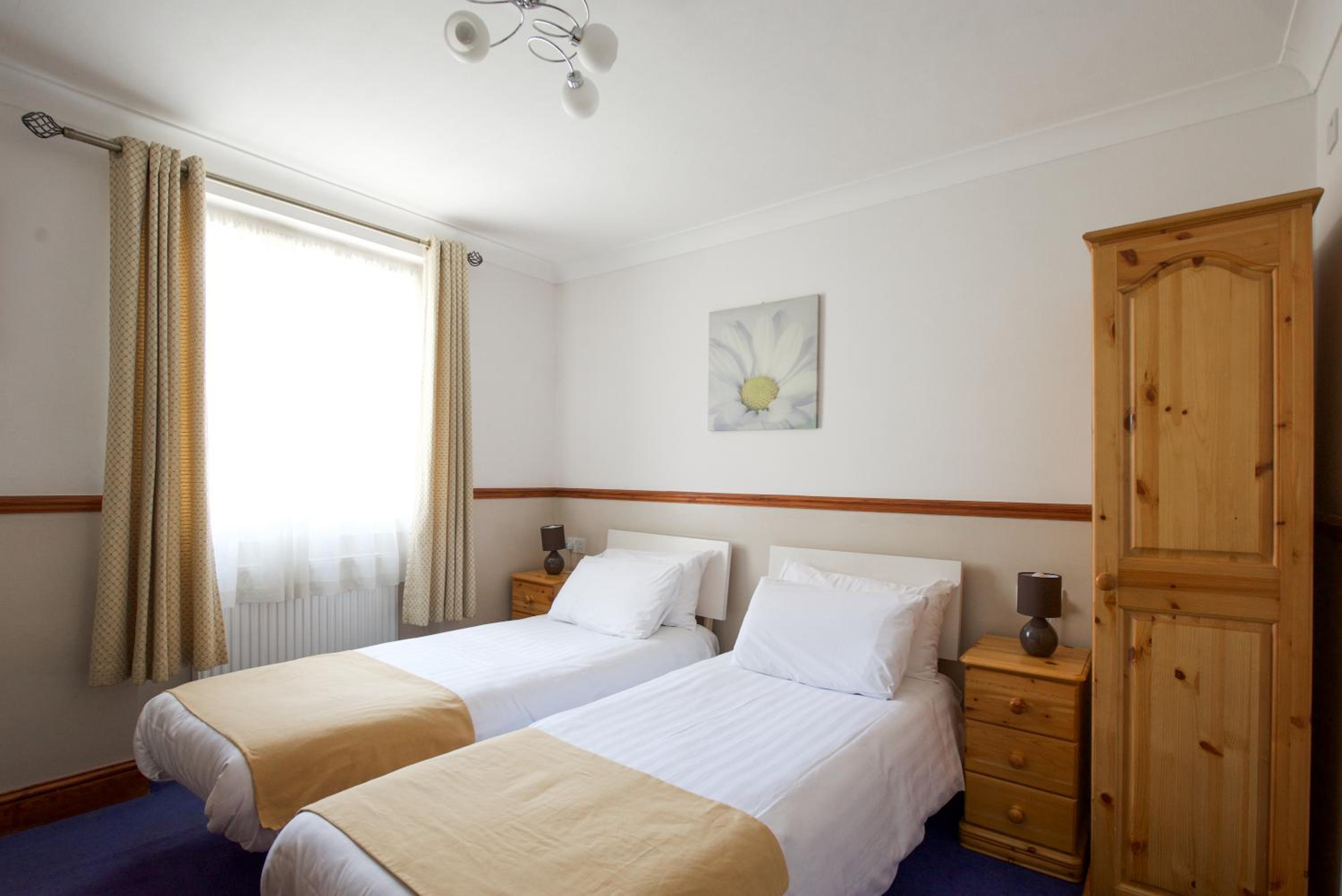 Basic Twin Room – Shared Bathroom Facilities photo 3