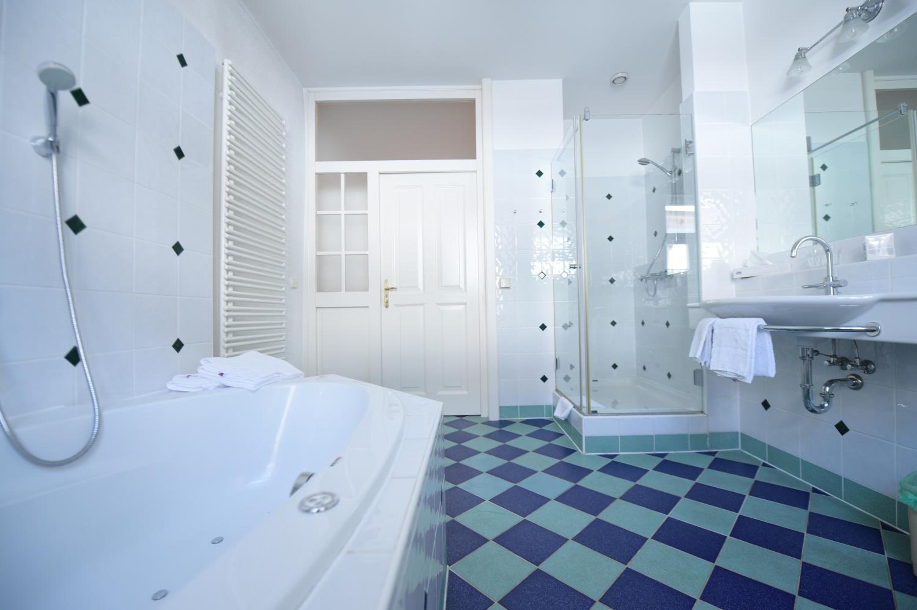 Suite with Spa Bath photo 2