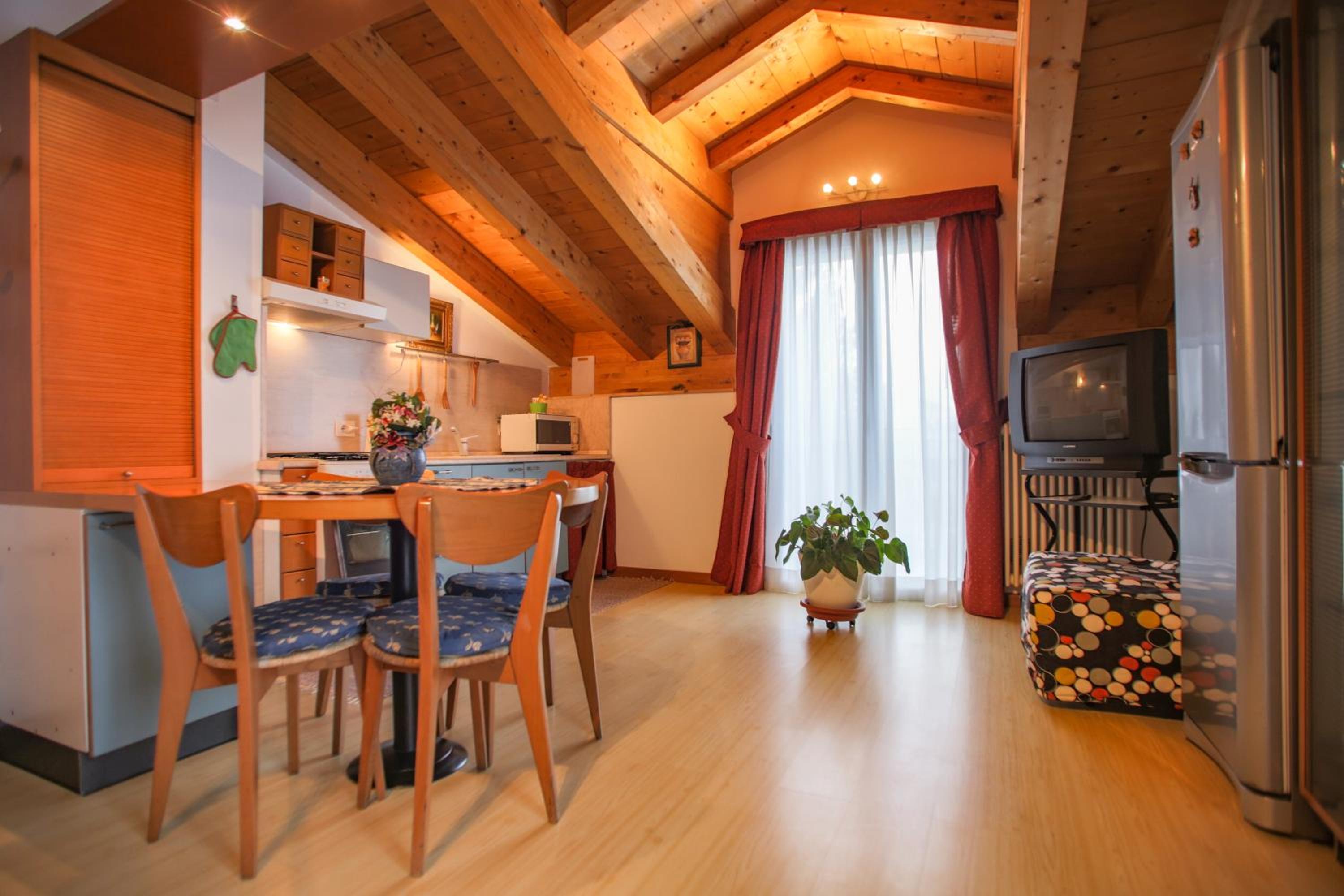 Apartment with Mountain View - Photo 2
