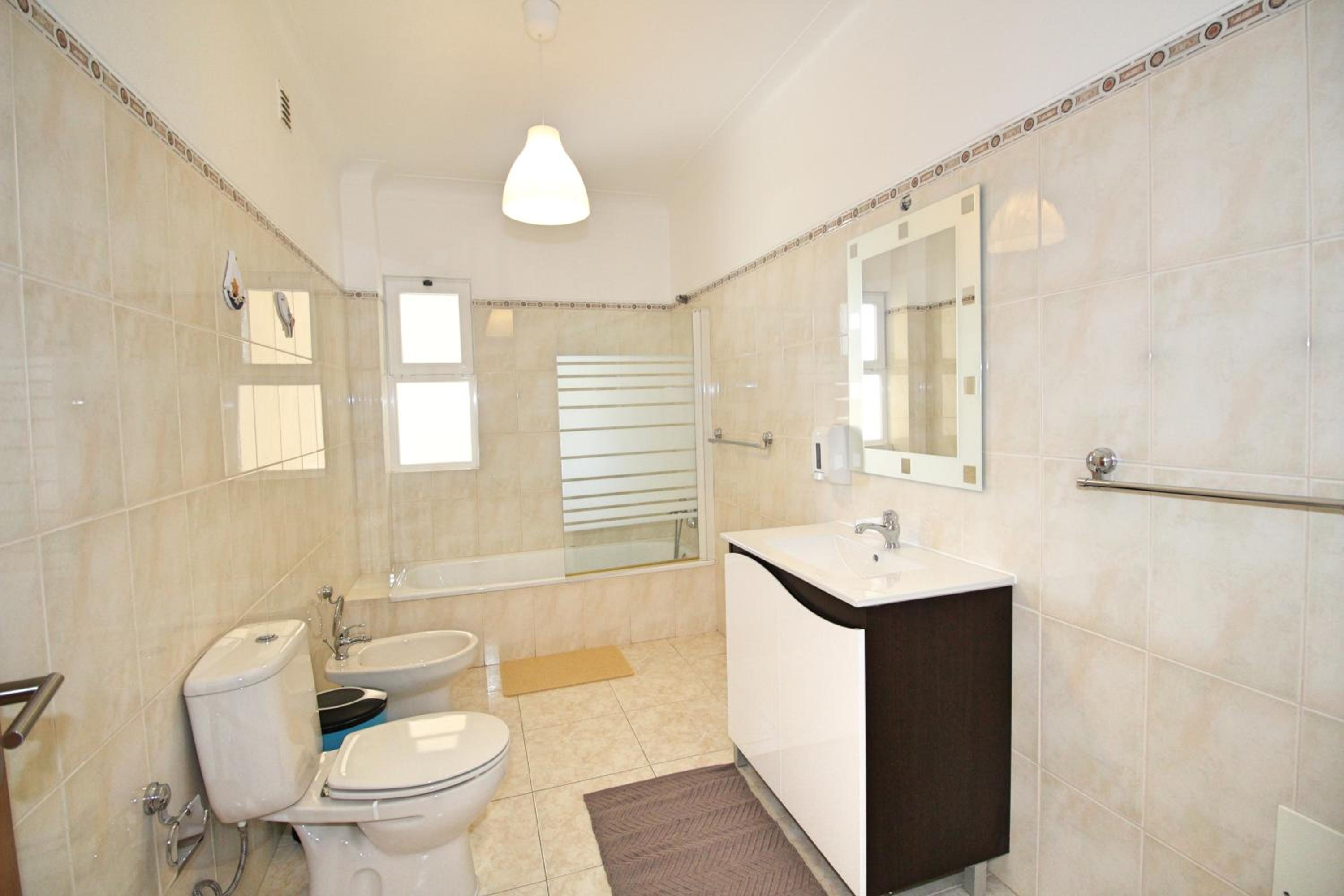 Standard Twin Room with Shared Bathroom photo 3