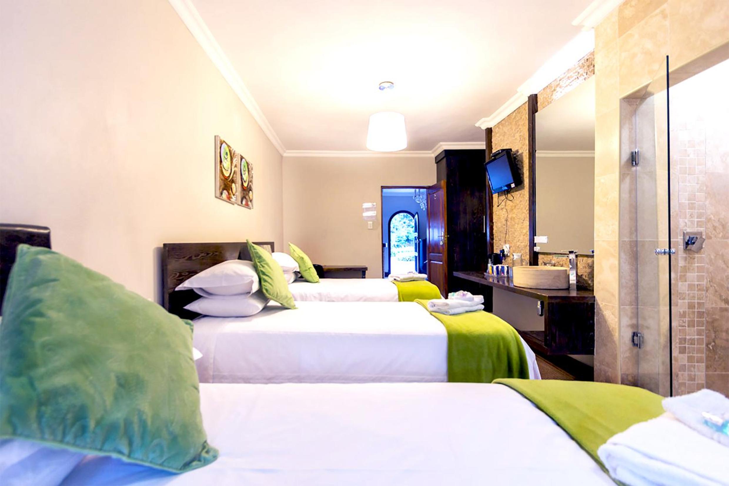 Luxury Triple Single-Bed Room photo 1