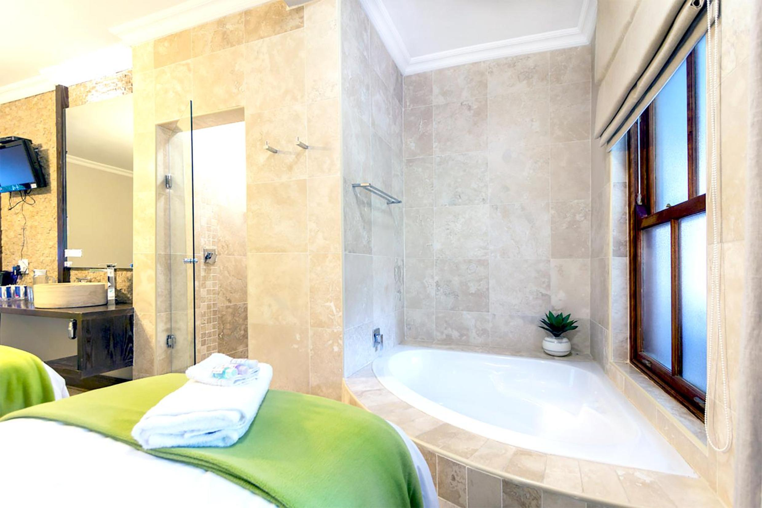 Luxury Triple Single-Bed Room photo 3