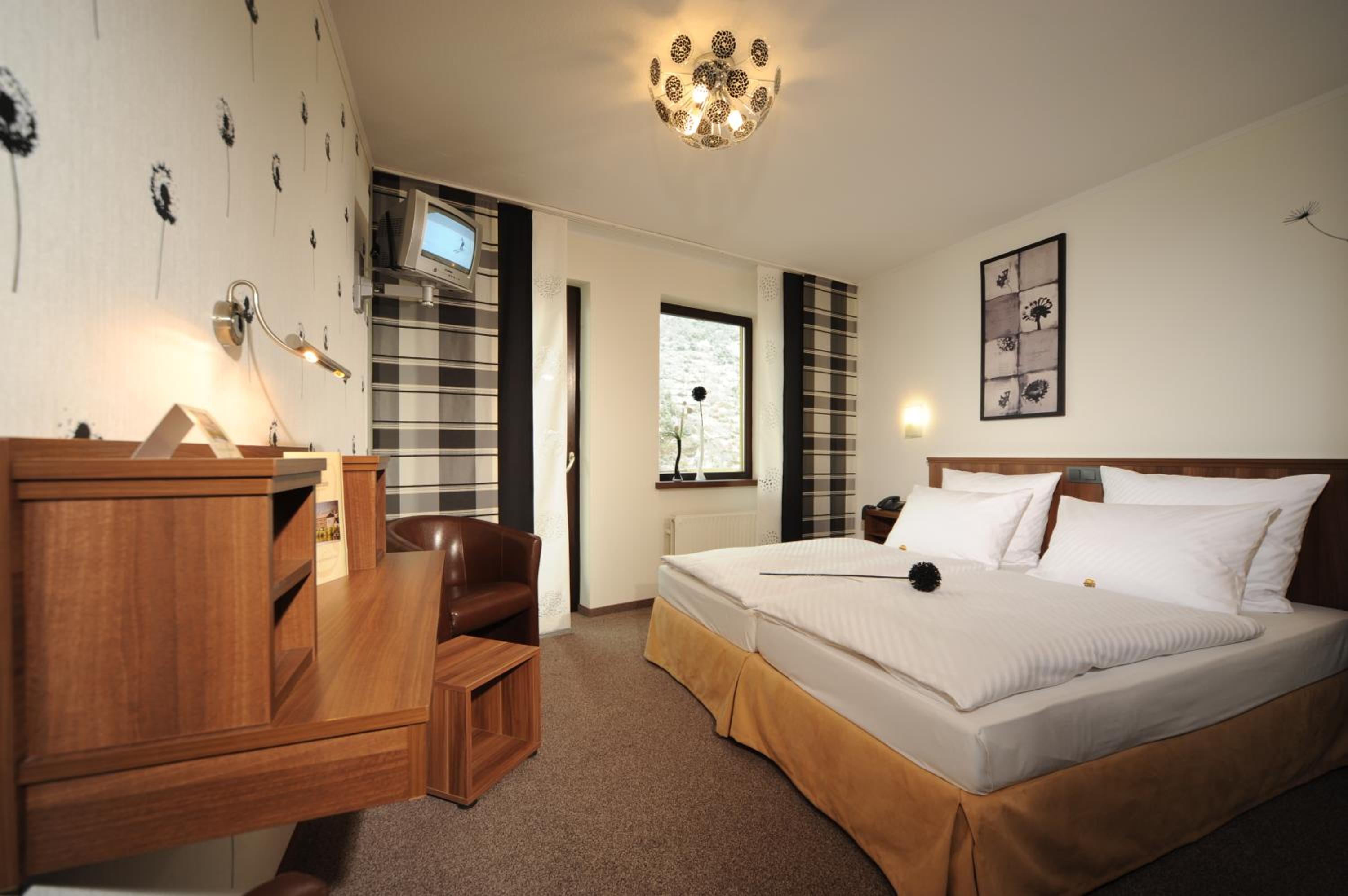 Double Room with Lake View - Photo 3