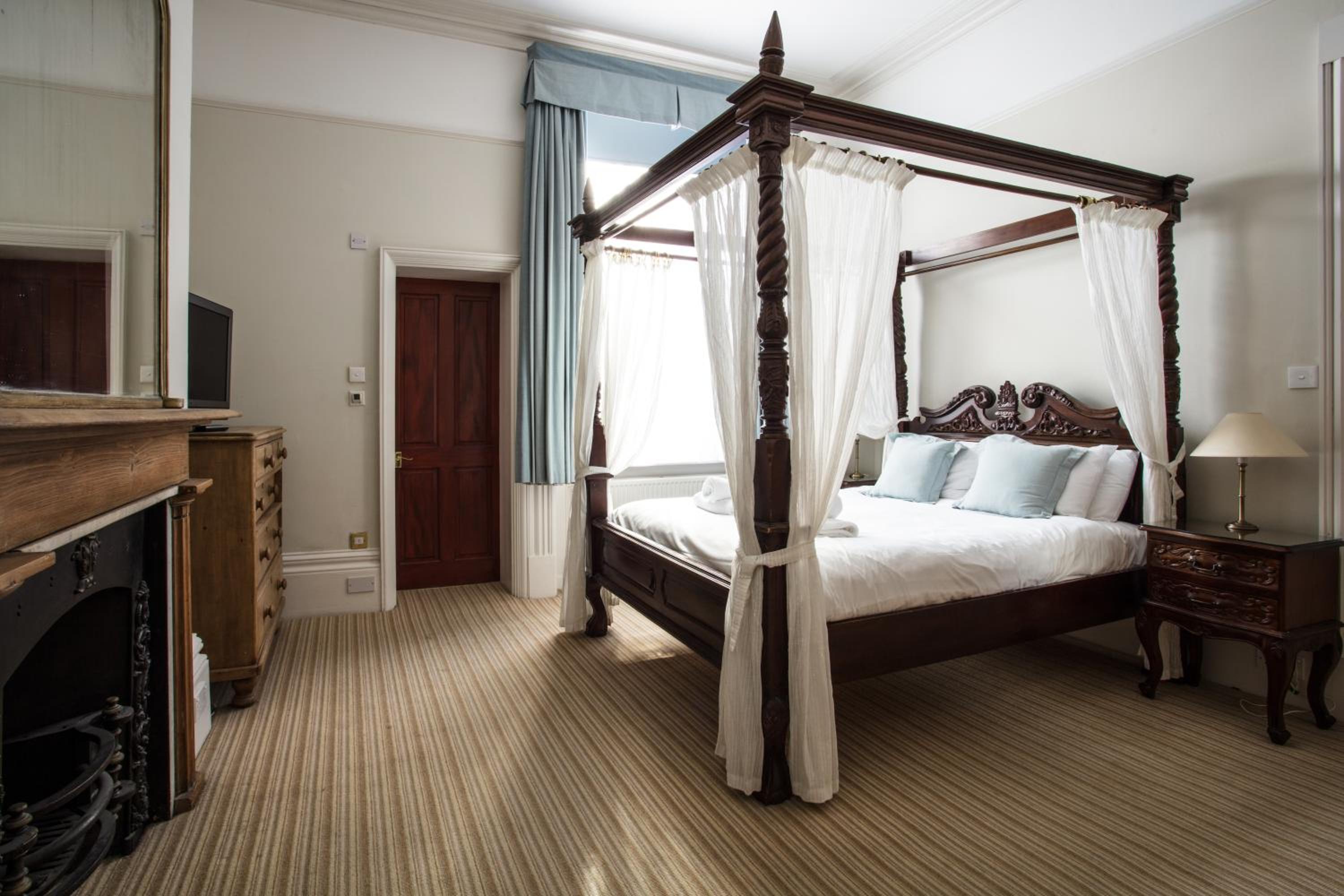 Double Room With Four Poster Bed photo 1