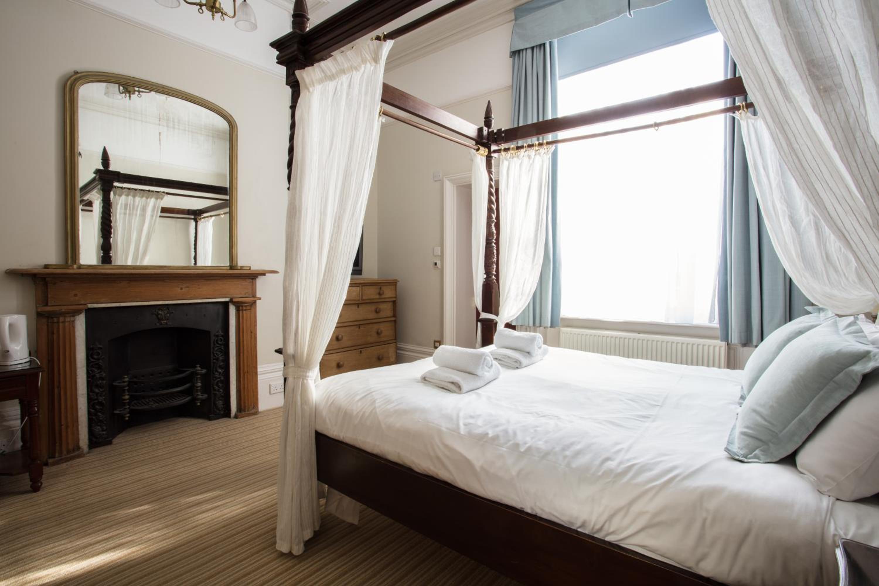 Double Room With Four Poster Bed photo 2