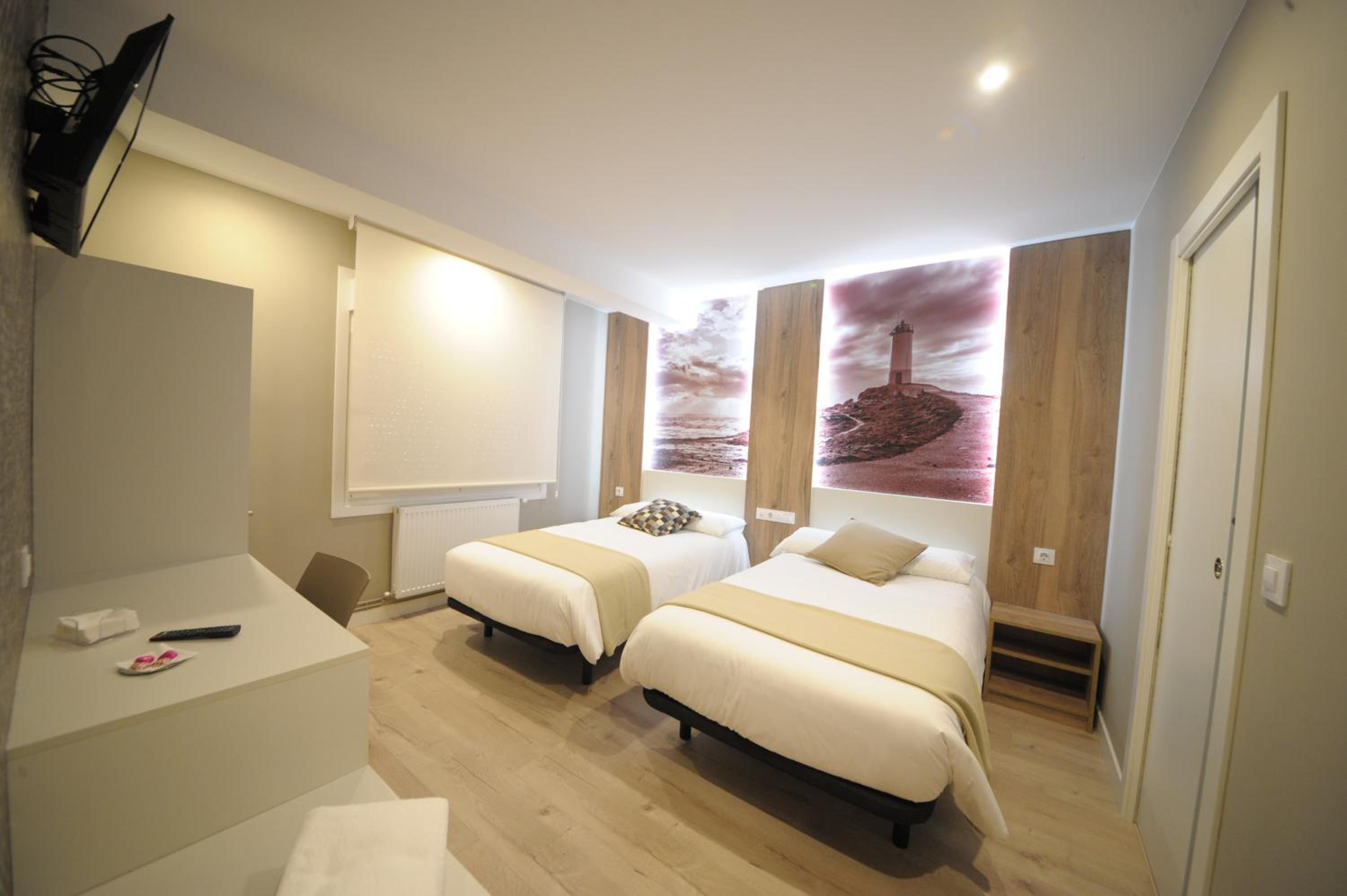 Twin Room with Private Bathroom - Photo 4
