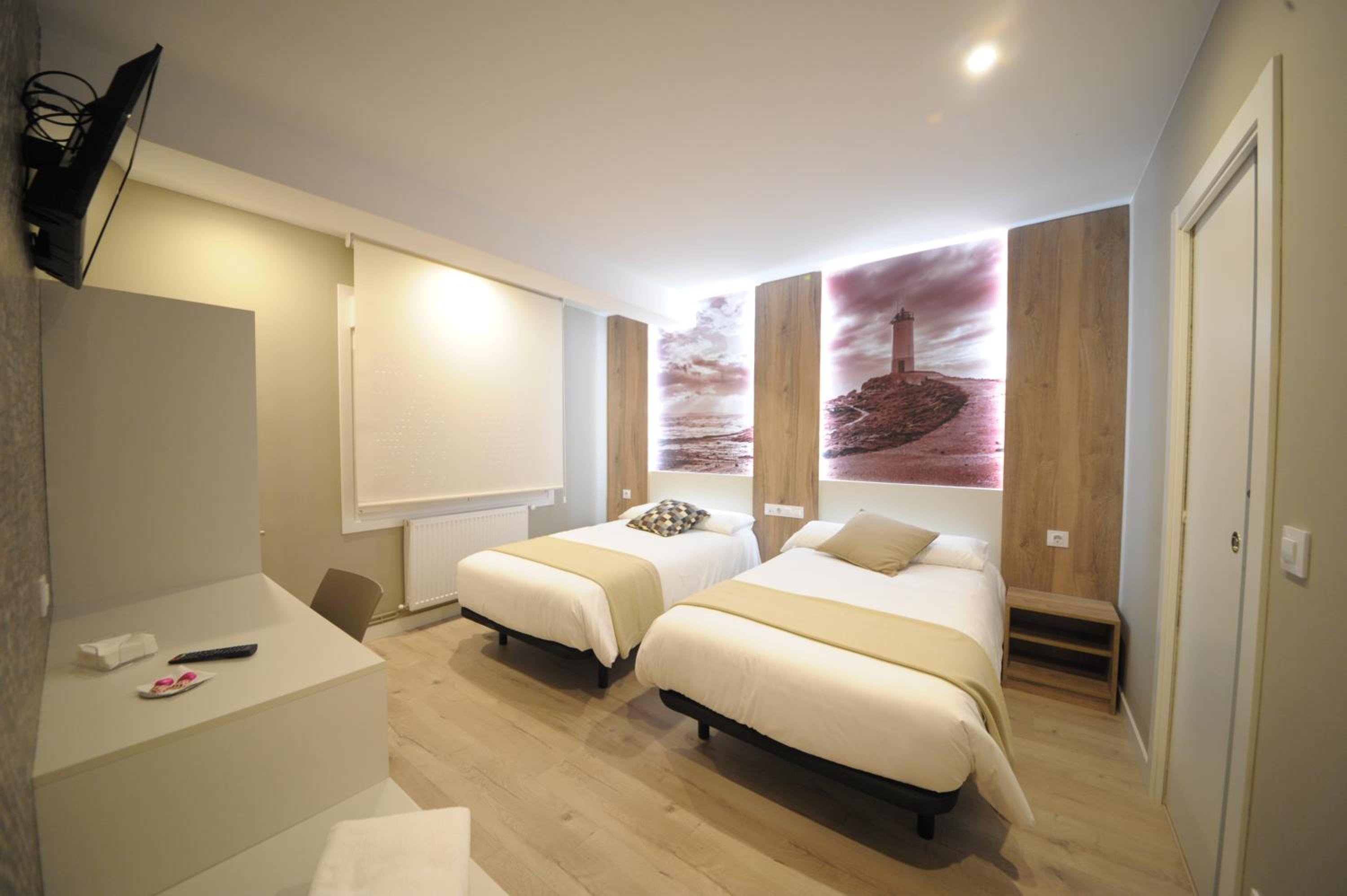 Twin Room with Private Bathroom - Photo 3