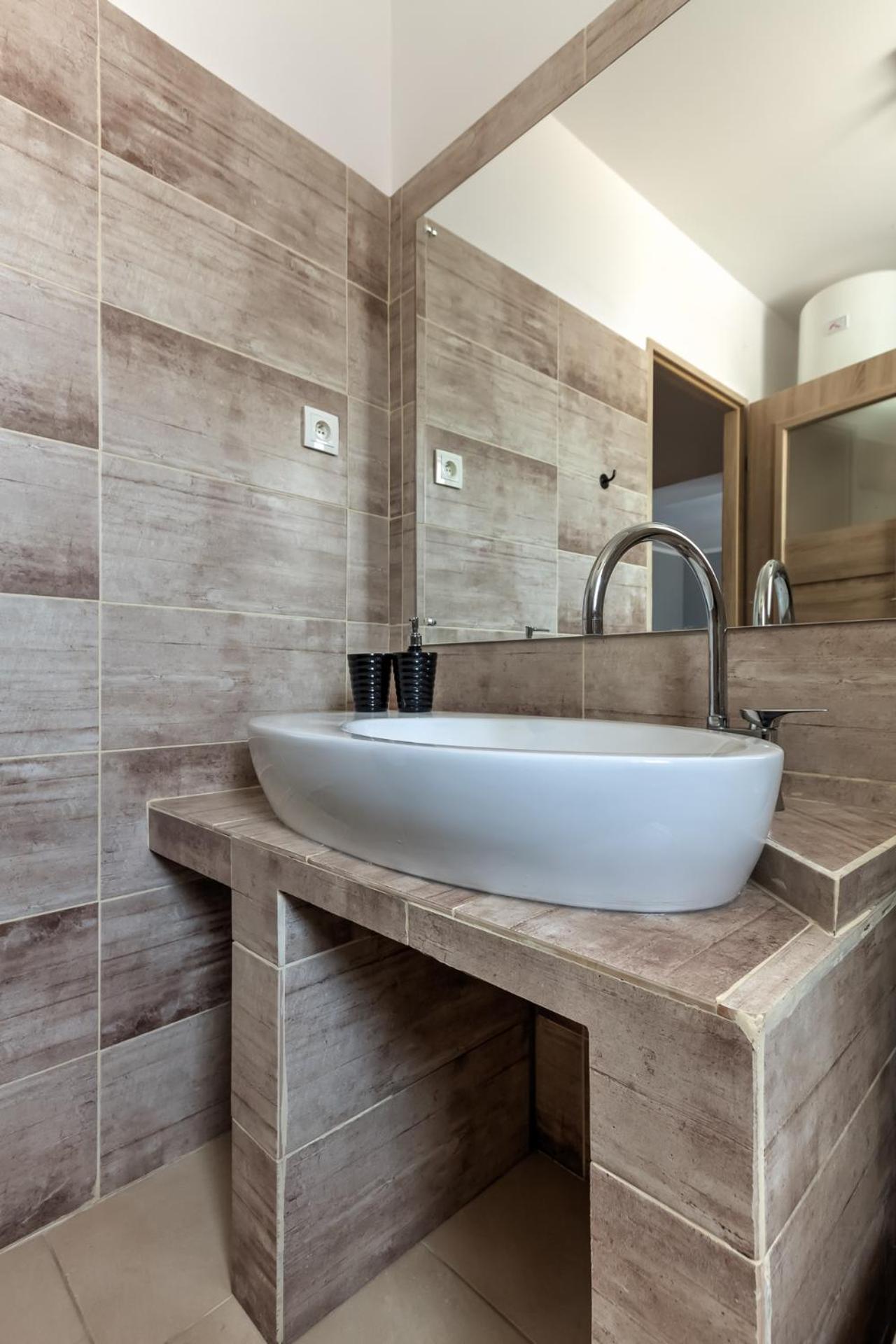Apartment with Shower - Photo 10