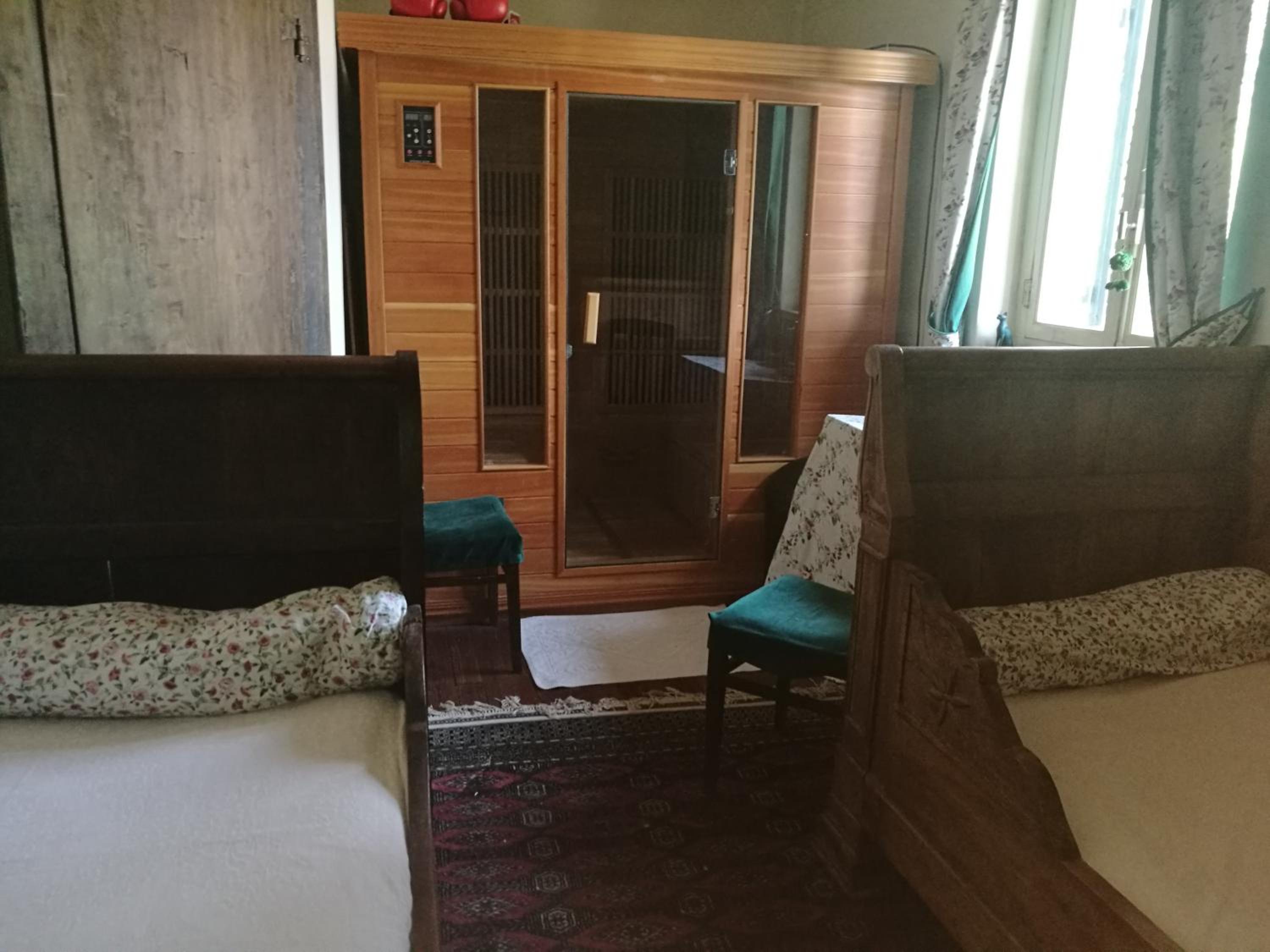 Two-bed bedroom equipped with infrared sauna photo 2