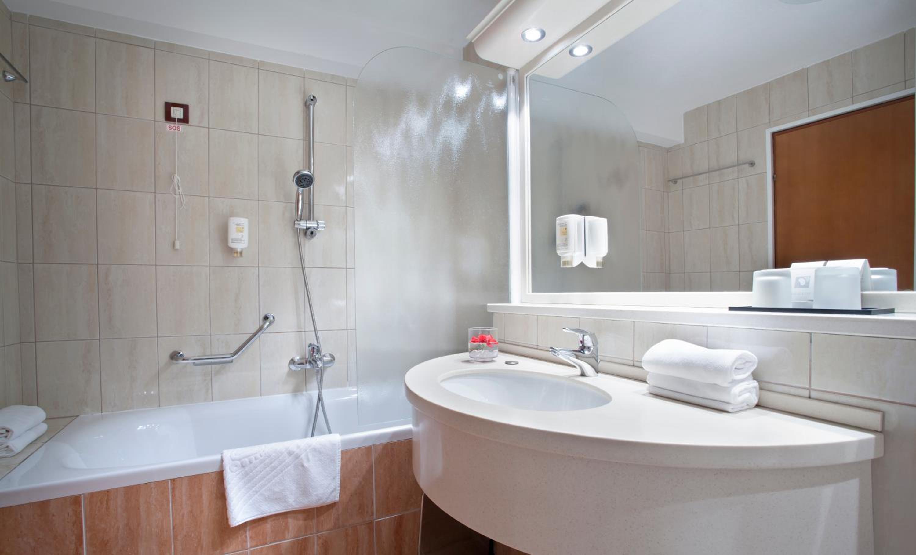 Superior Twin Room with Sea View - Photo 2