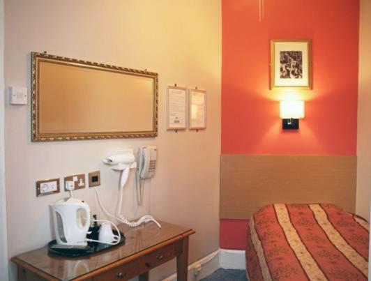 Single ensuite photo 1