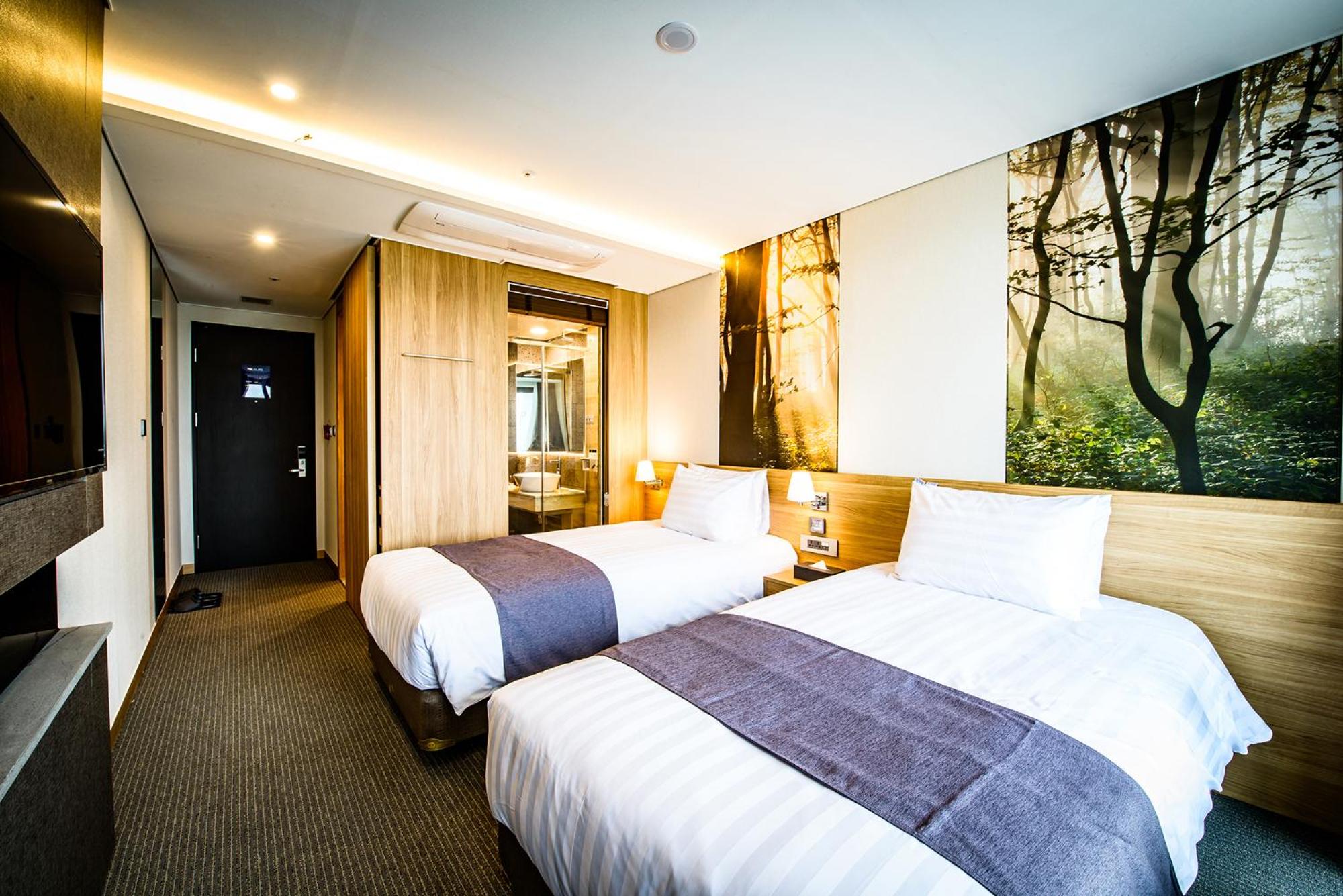 [Lounge Pub & DJ Party PKG] Standard Twin Room with City View + Lounge Pub Credit 15,000KRW + Late check out until 12:00 + Americano 2 glasses