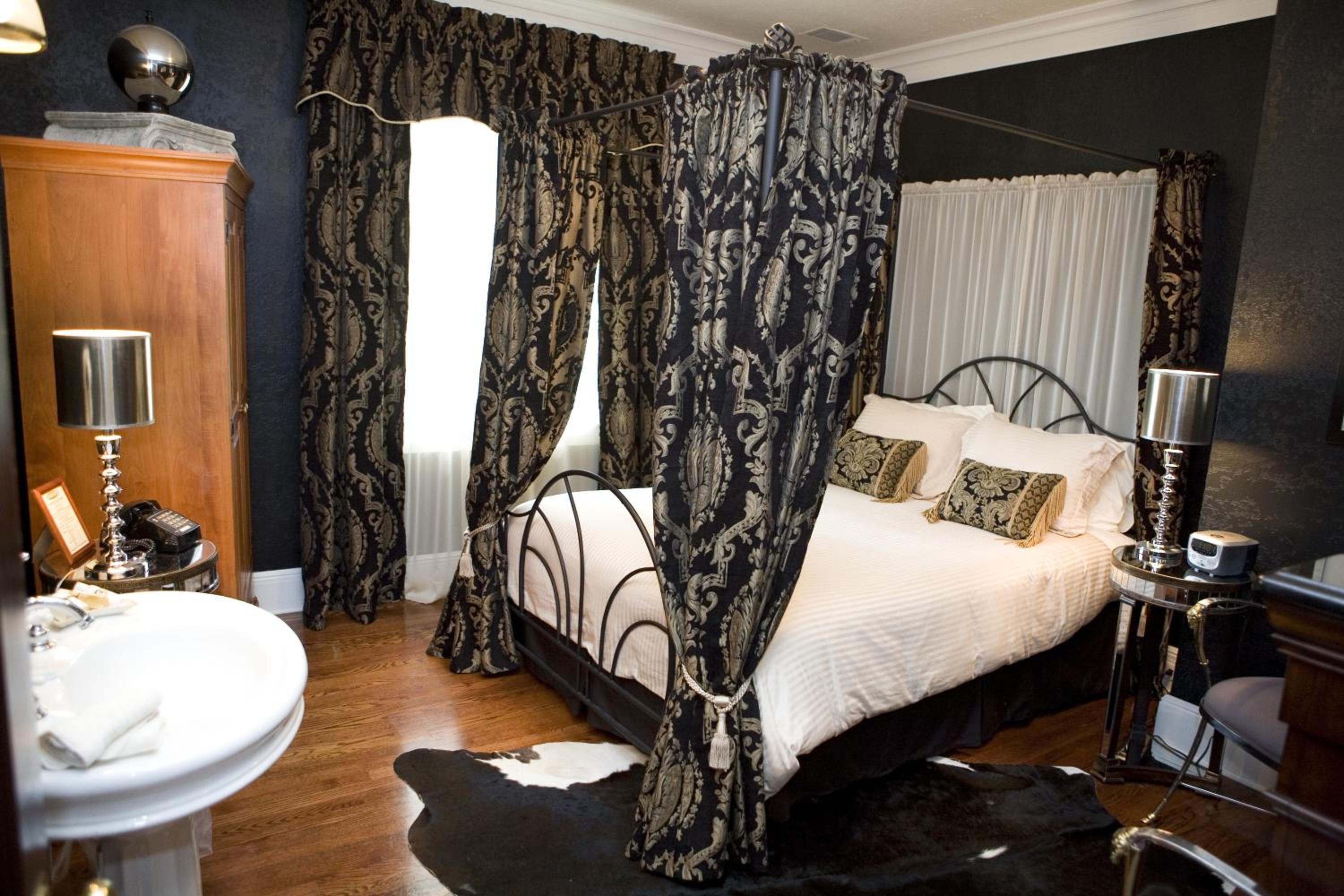 Queen Room photo 2