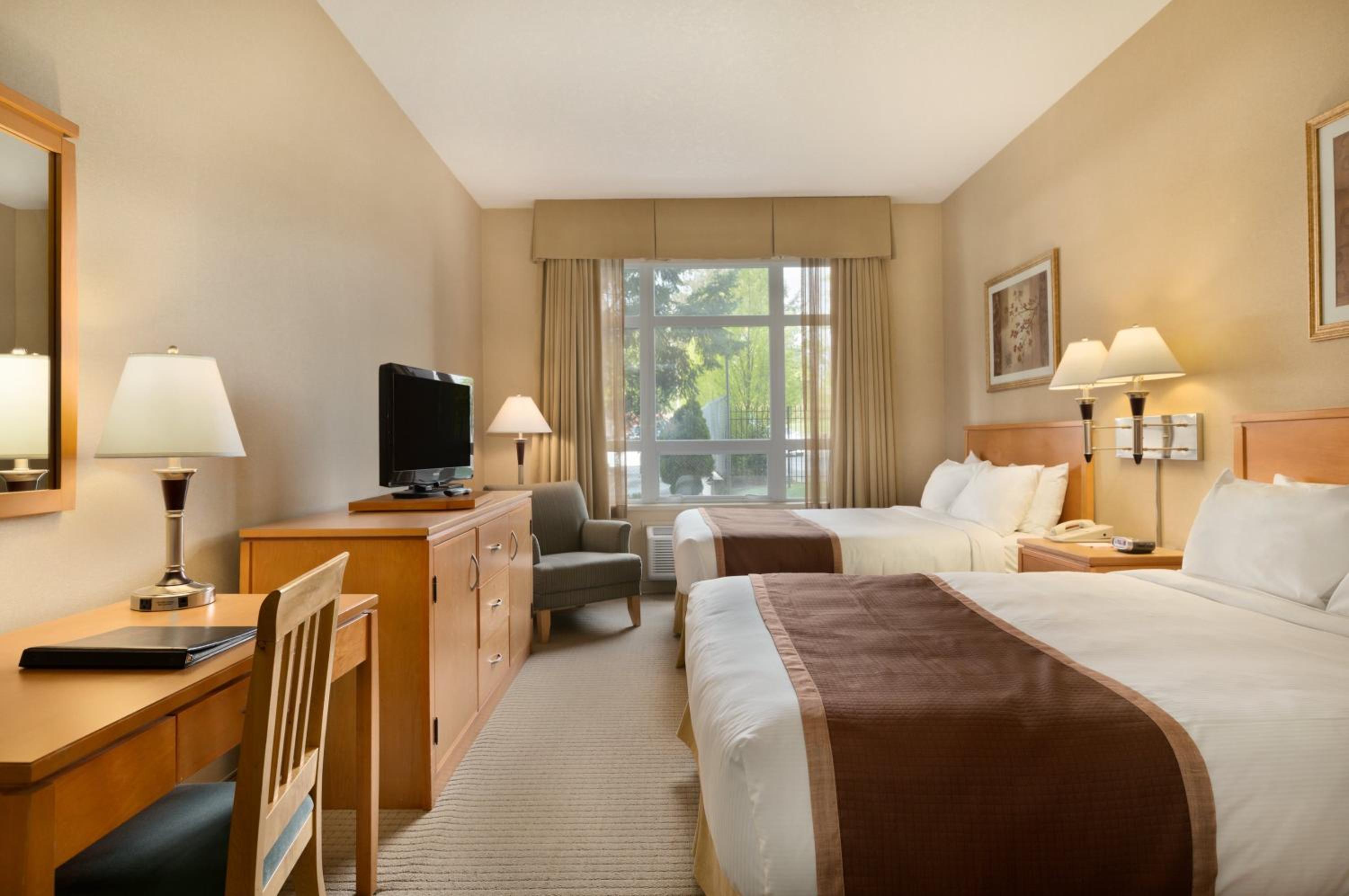 Queen Room with Two Queen Beds - Non-Smoking - Photo 2