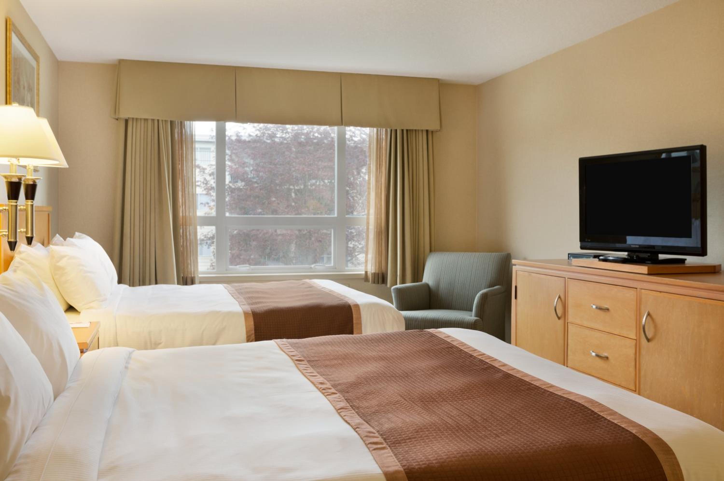 Queen Room with Two Queen Beds - Non-Smoking - Photo 5