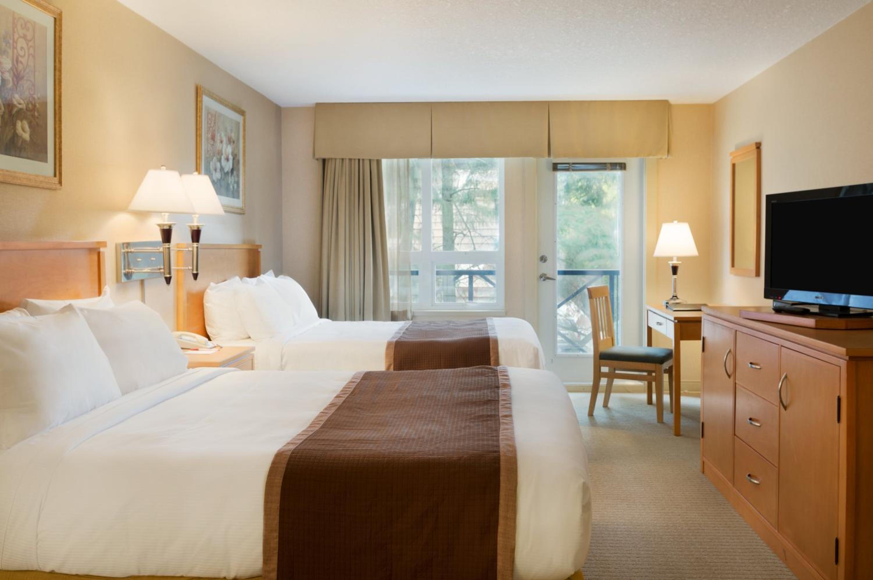 Deluxe Queen Room with Two Queen Beds and Balcony - Non-Smoking - Photo 2