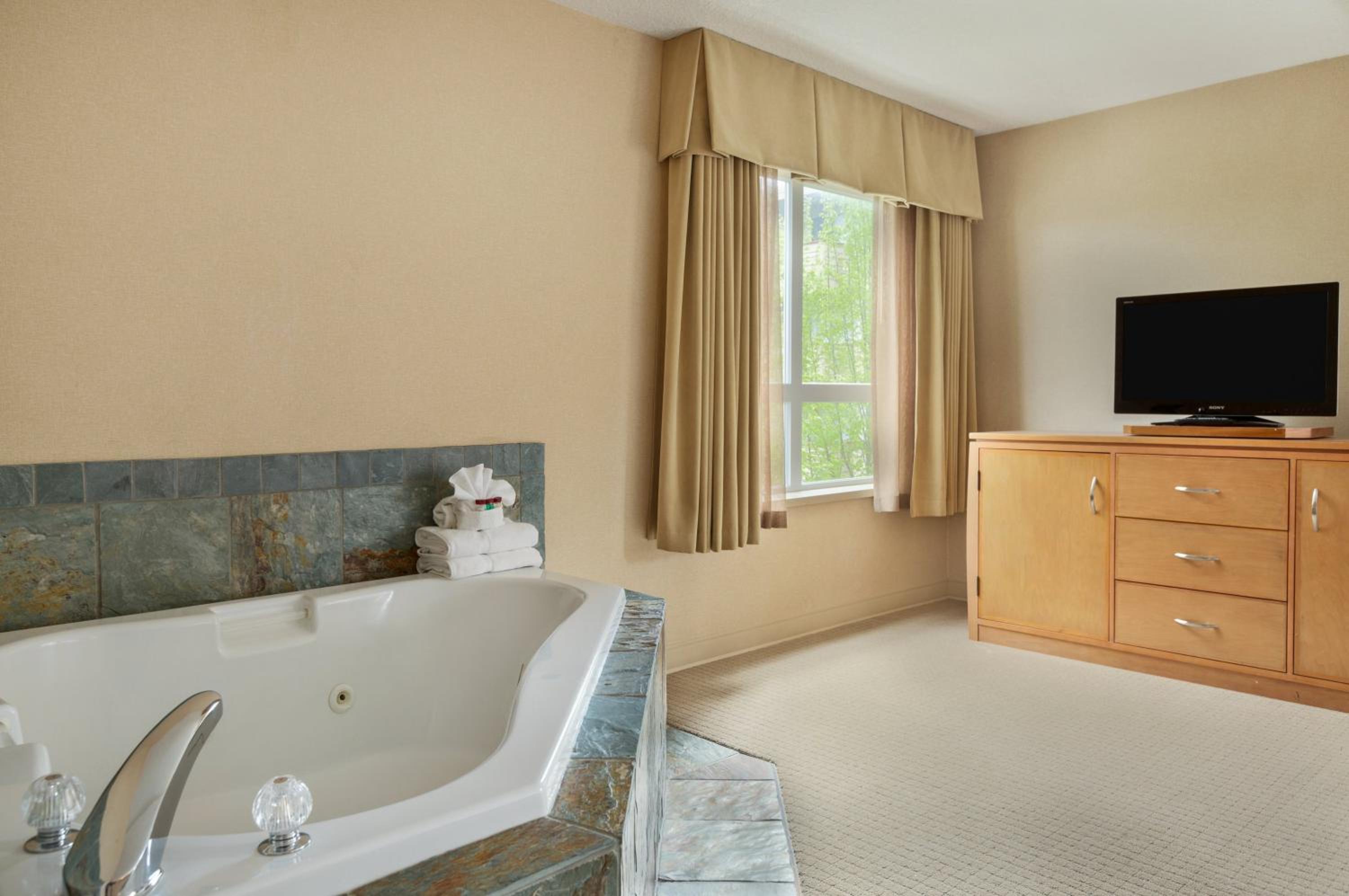 King Suite- Non-Smoking - Photo 4