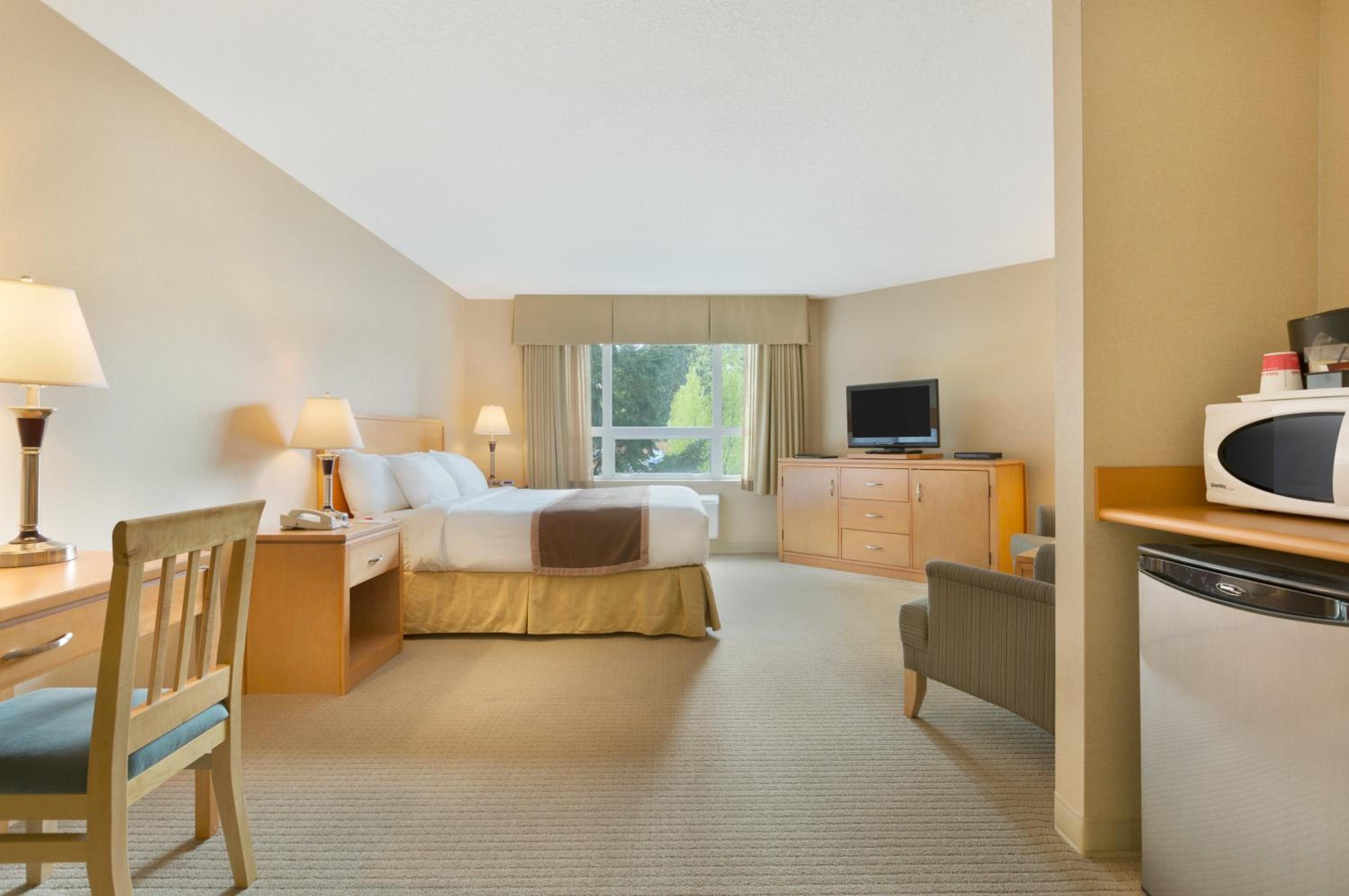 Deluxe King Room - Non-Smoking - Photo 4
