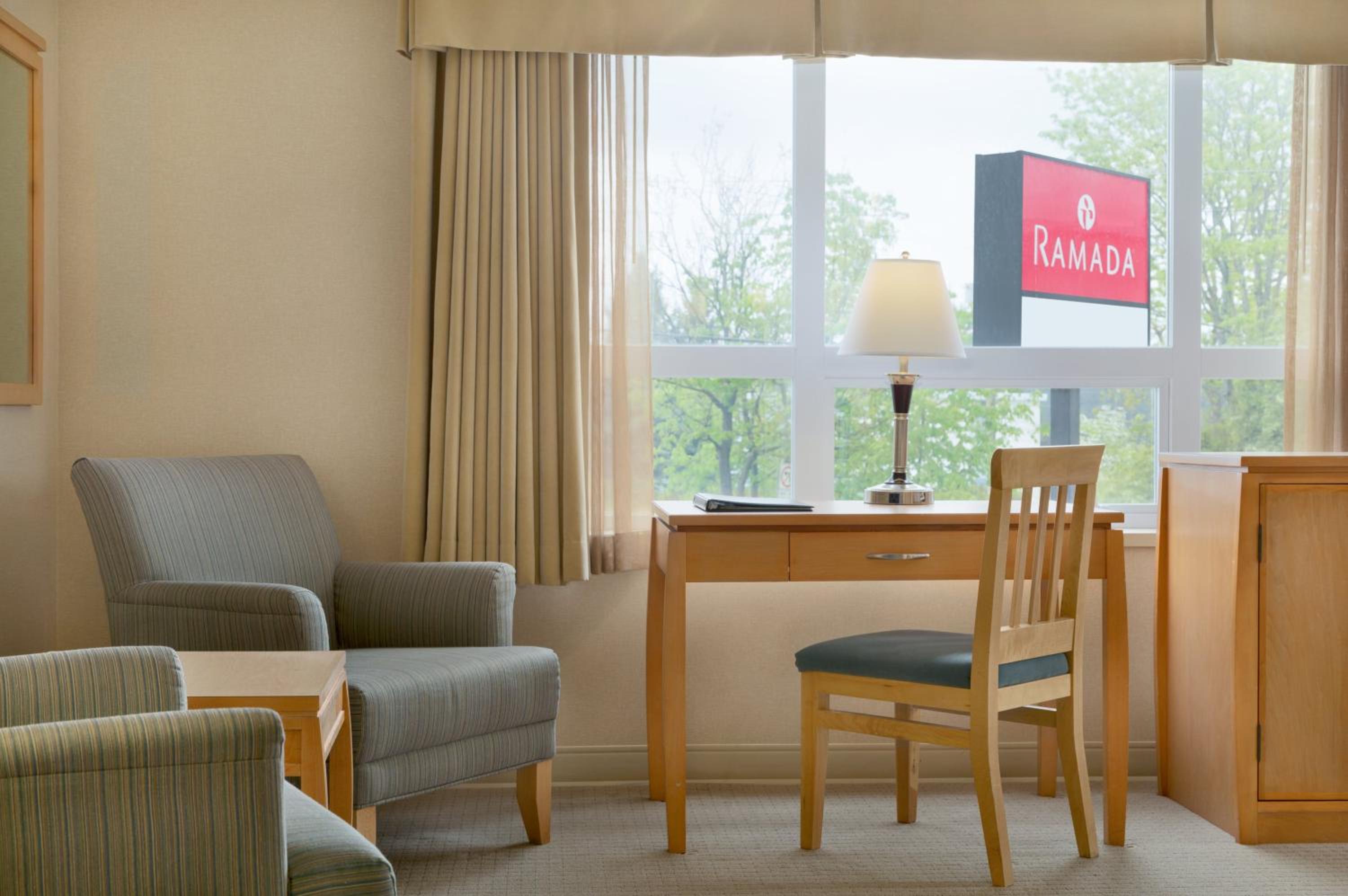 Deluxe King Room - Non-Smoking - Photo 3