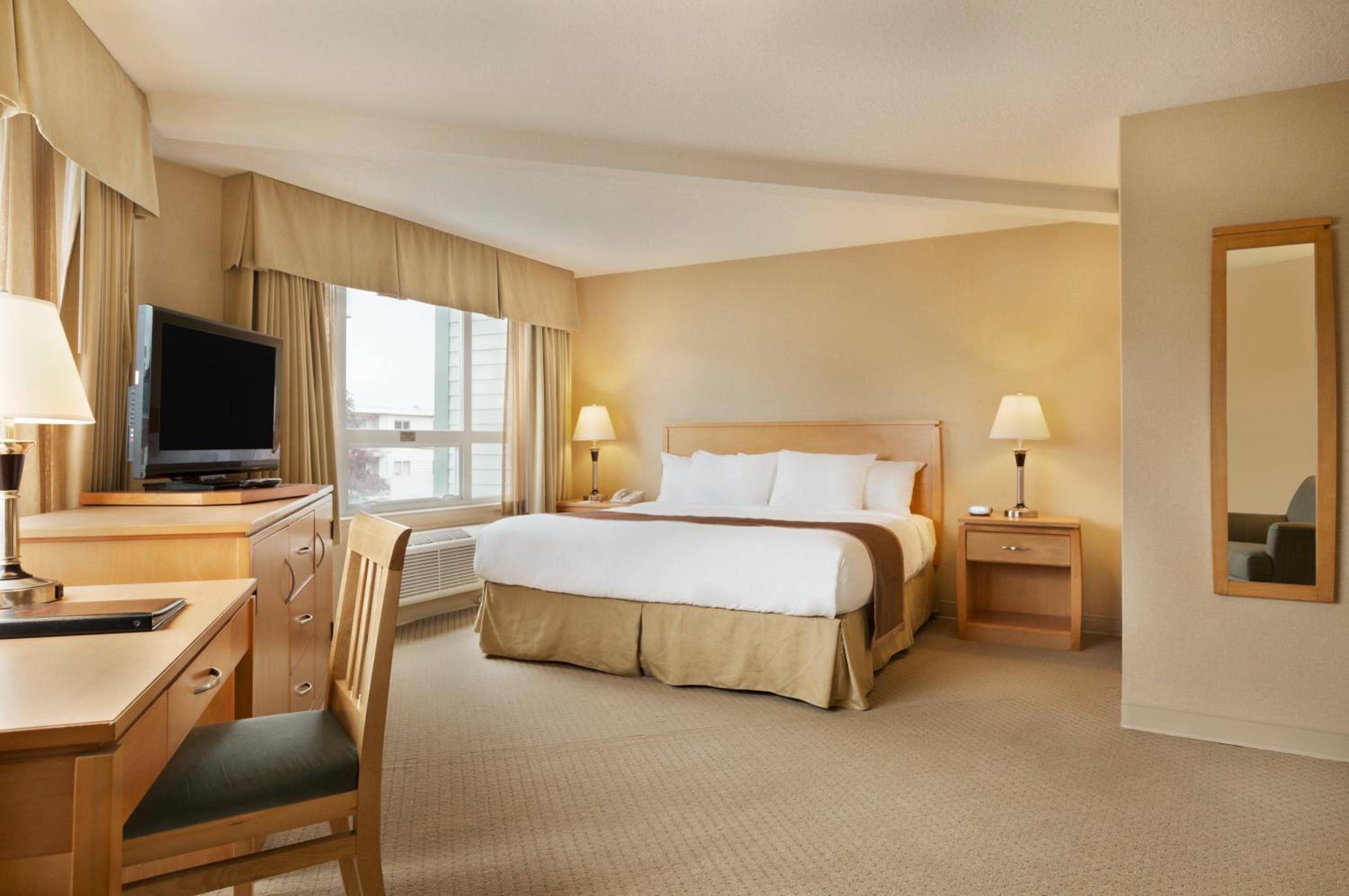 Deluxe King Room - Non-Smoking - Photo 2