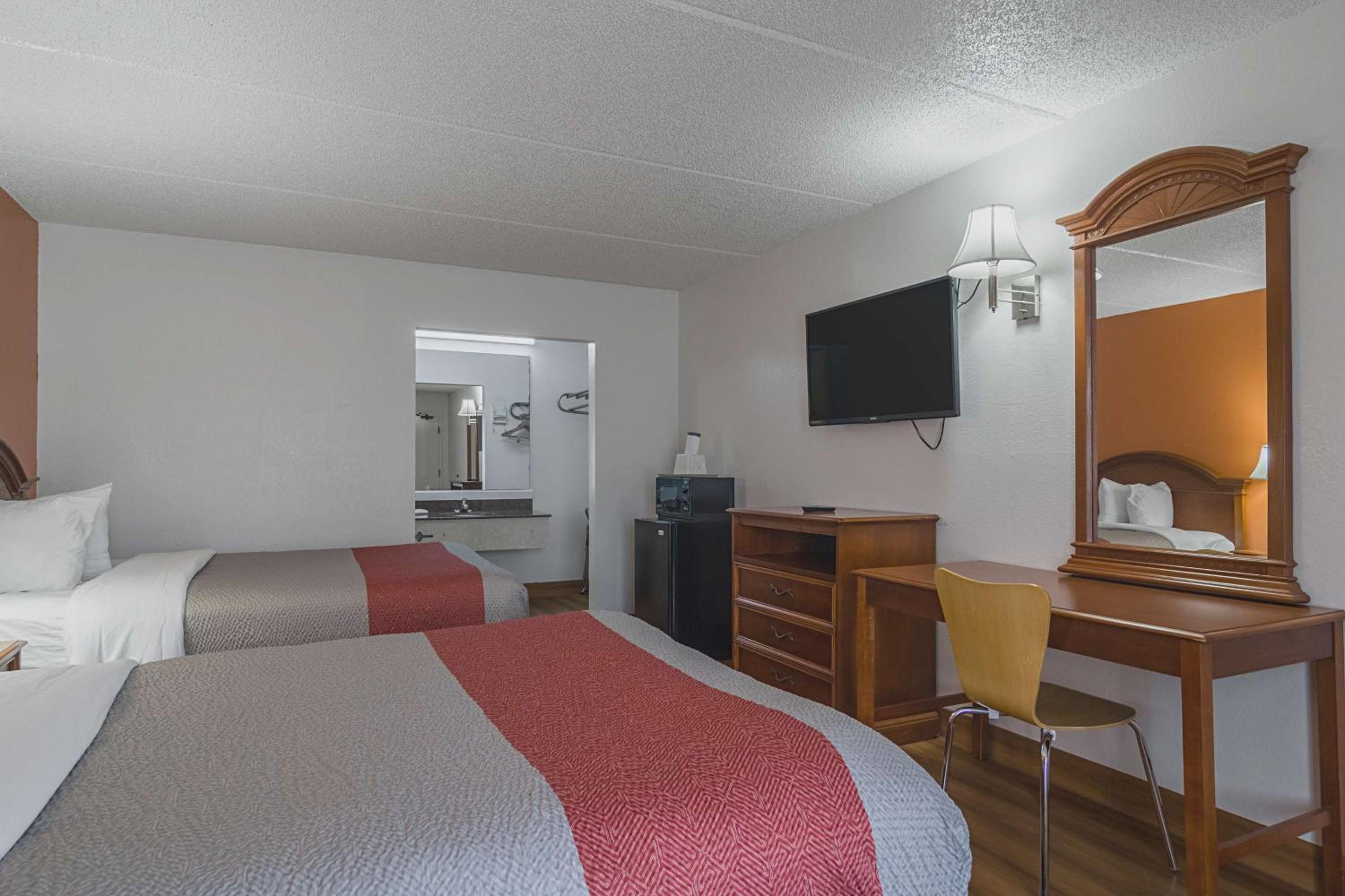 Quadruple Room - Non-Smoking - Photo 3