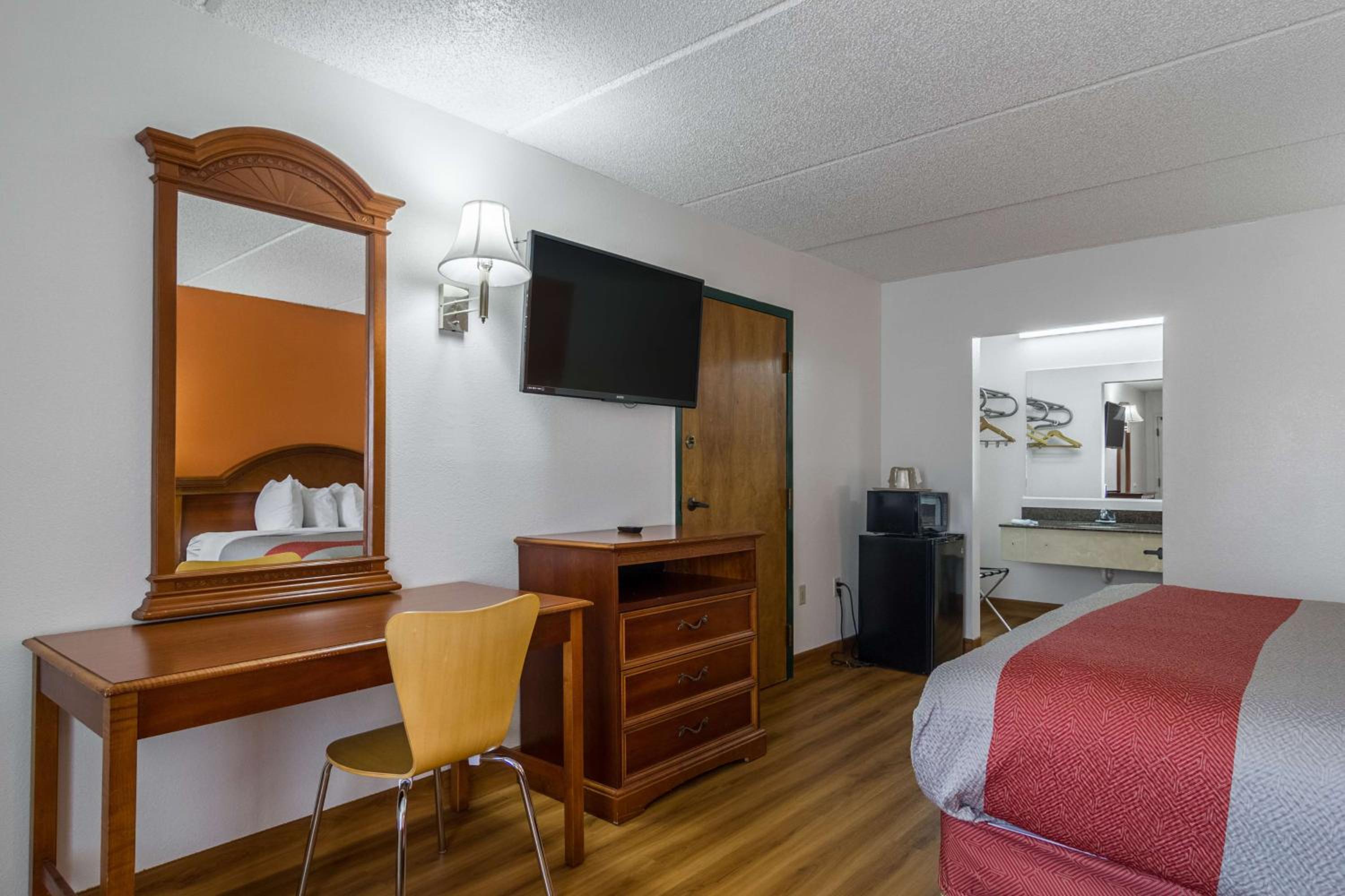 King Room - Non-Smoking - Photo 2
