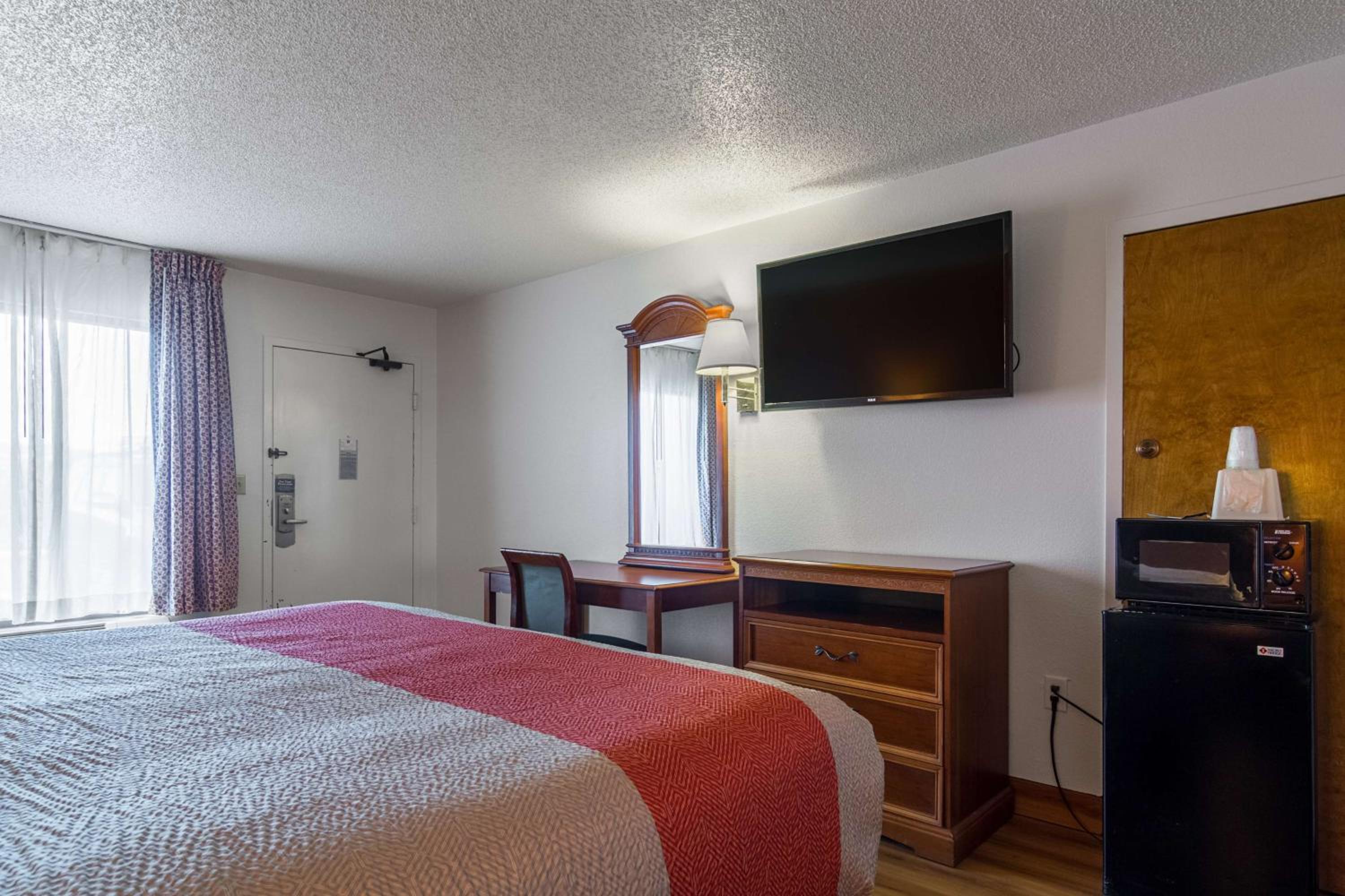 King Room - Non-Smoking - Photo 6