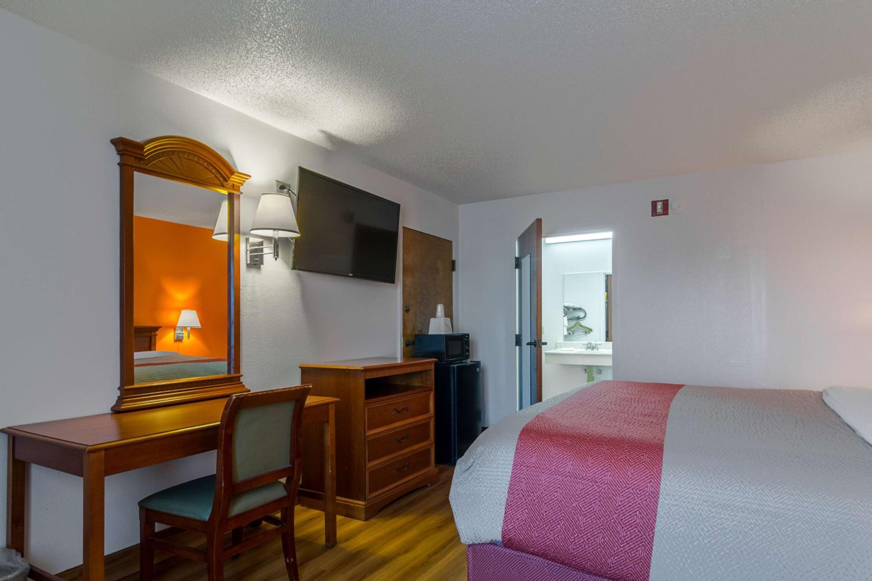 King Room - Non-Smoking - Photo 7