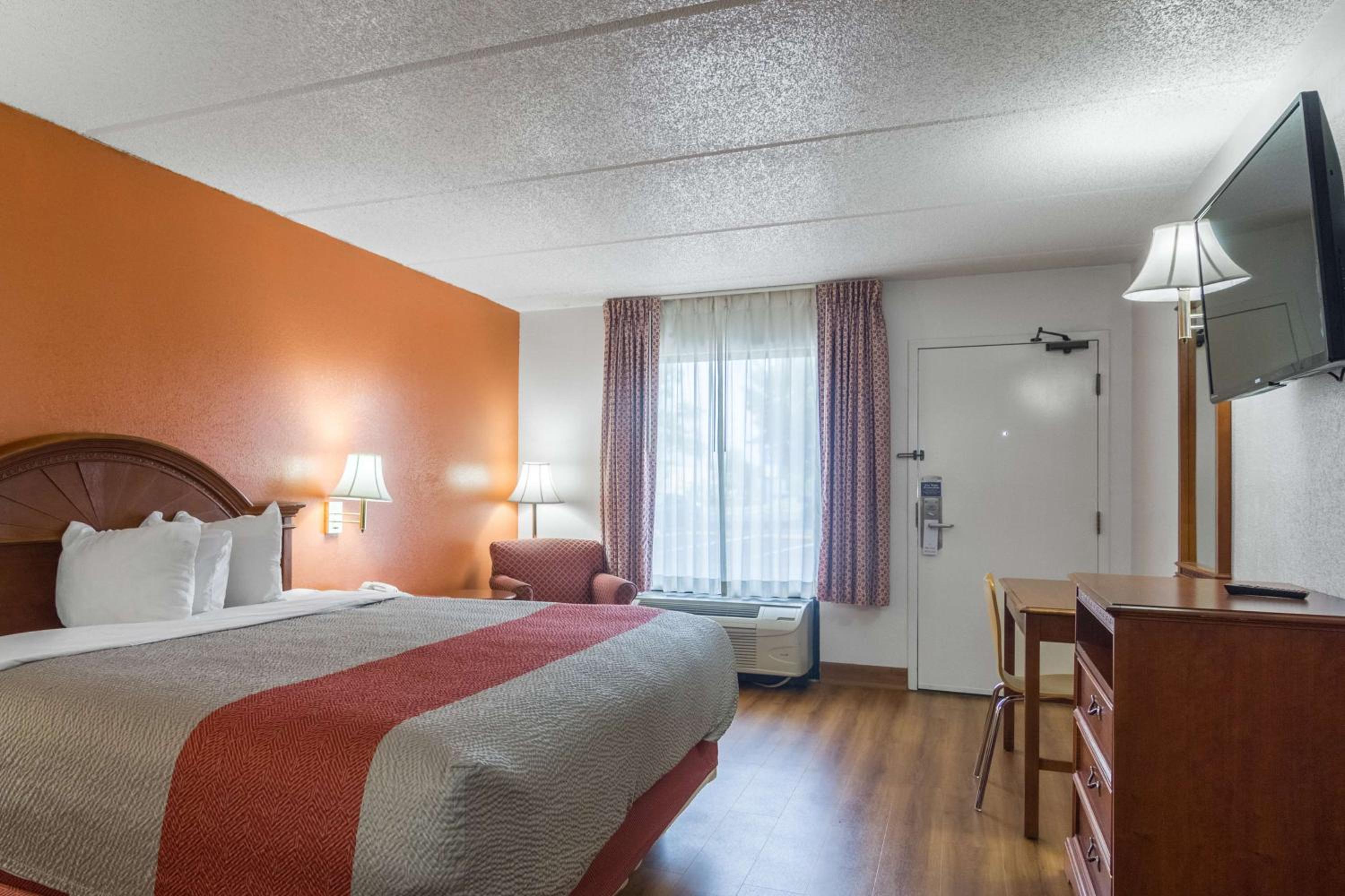 King Room - Non-Smoking - Photo 3