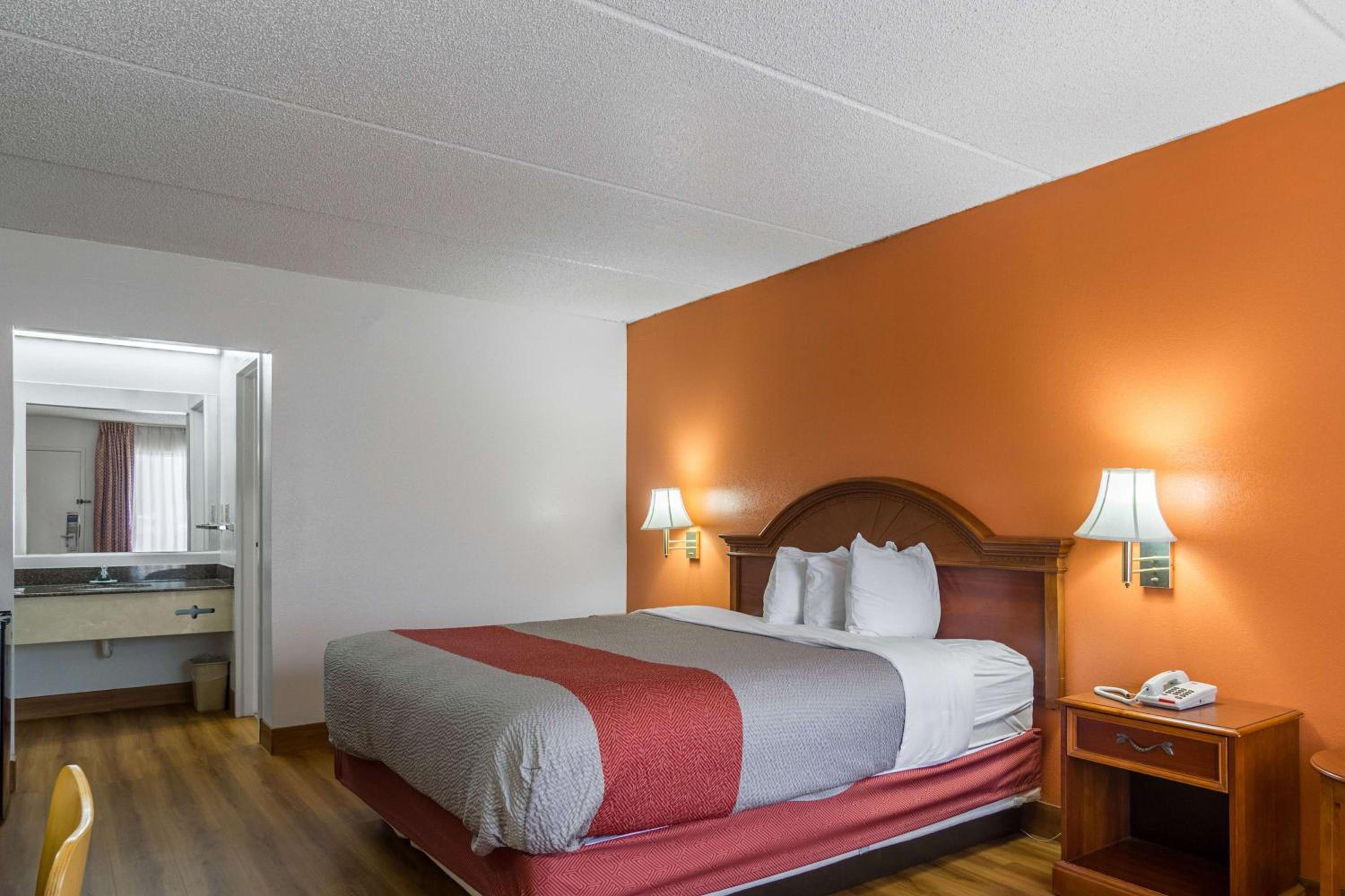 King Room - Non-Smoking - Photo 5